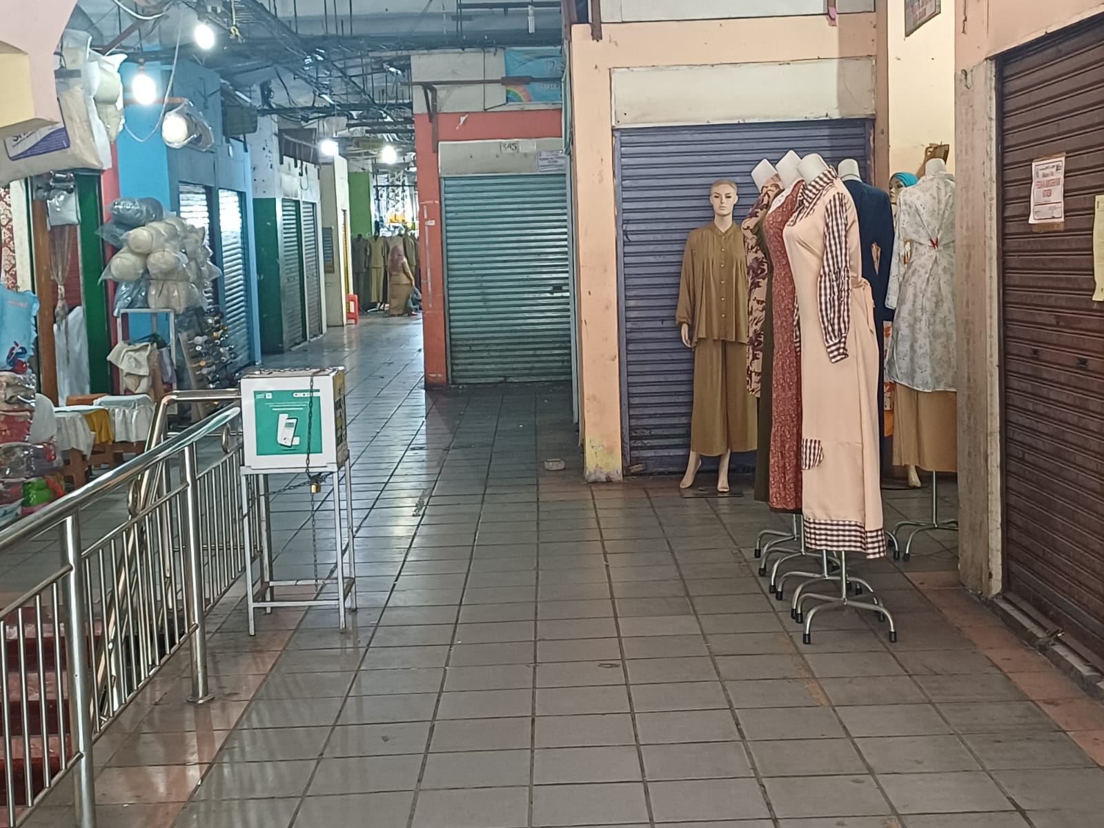 Sejumlah toko di Lantai 2 Pasar Petisah tampak tutup dan sepi dari aktivitas jual beli.