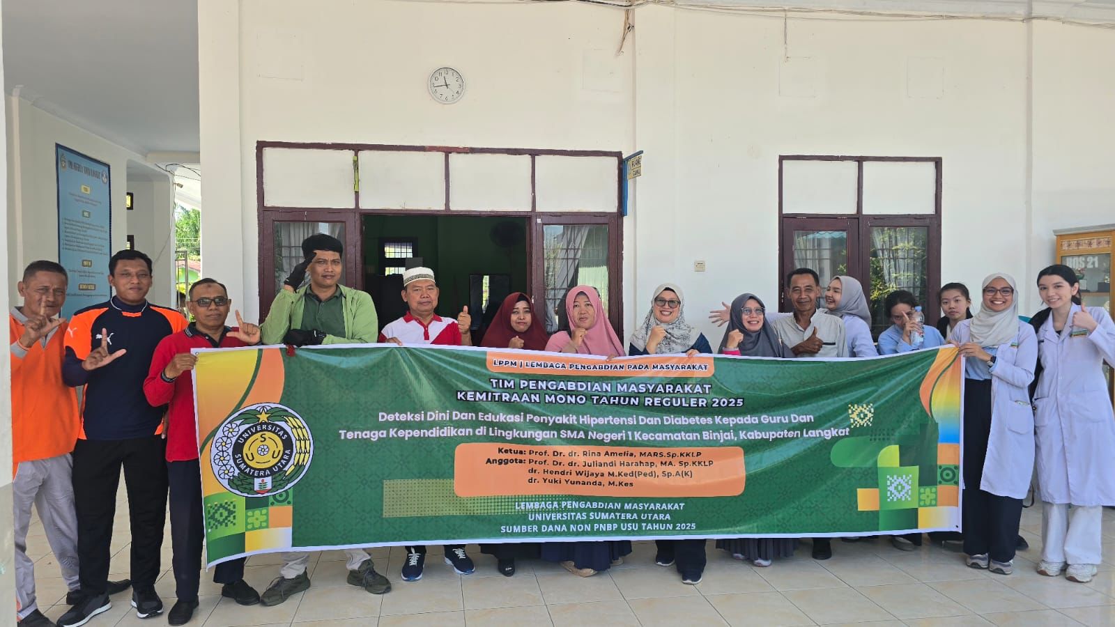 BERSAMA: Tim PKM FK USU saat melaksanakan Pengabdian Masyarakat, di SMAN 1 Kecamatan Binjai Langkat. (Dok: Sumut Pos)