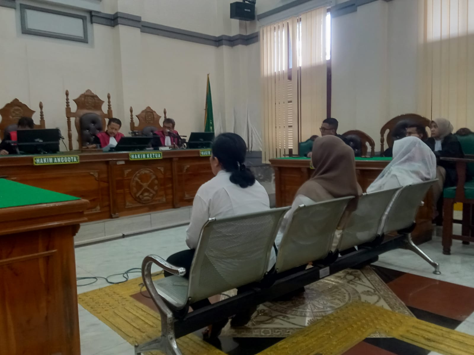 Ketiga terdakwa korupsi Dana BOK di Dinkes Tapteng, saat menjalani sidang di Pengadilan Tipikor Medan.