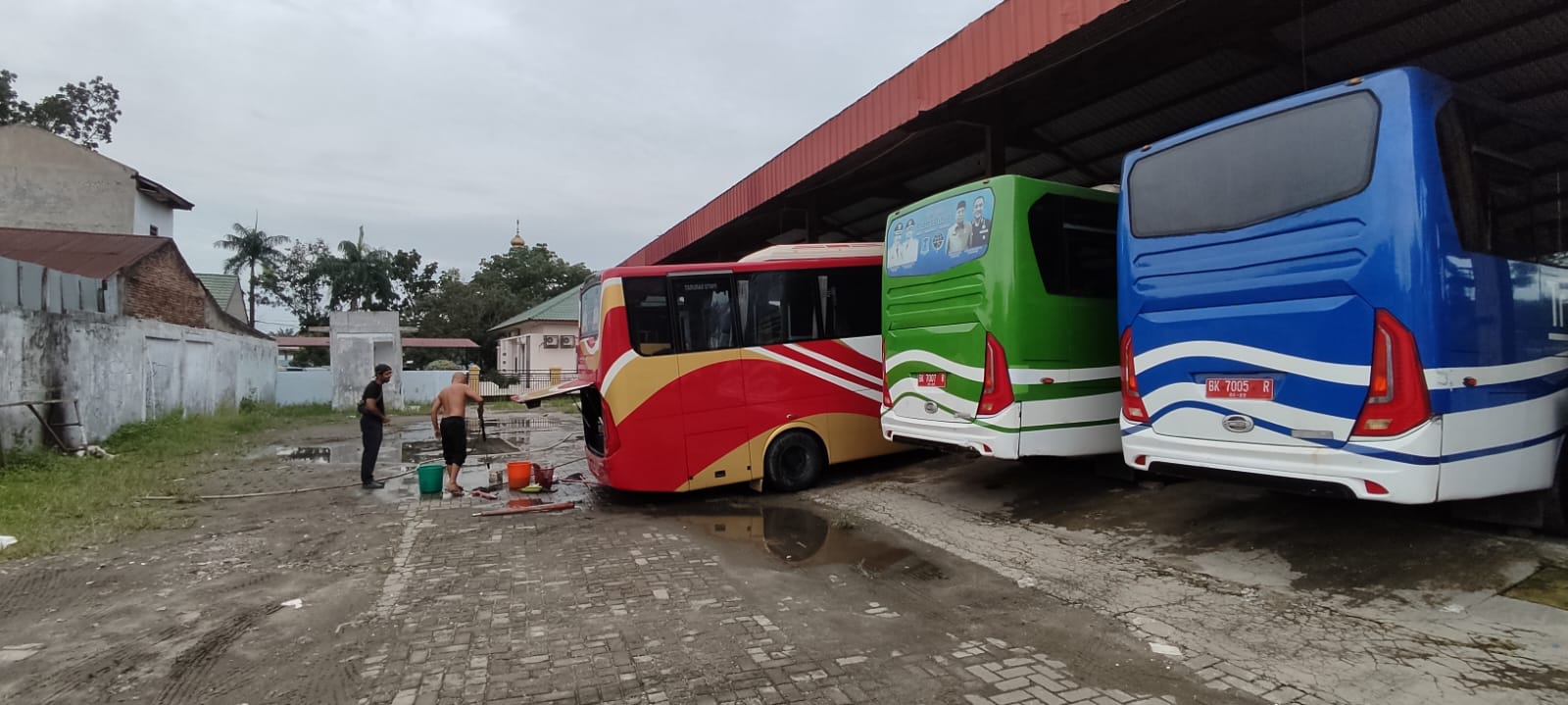 Bus Trans Binjai sedang dicuci di pool yang berlokasi di Eks Pasar Berngam, Binjai Kota