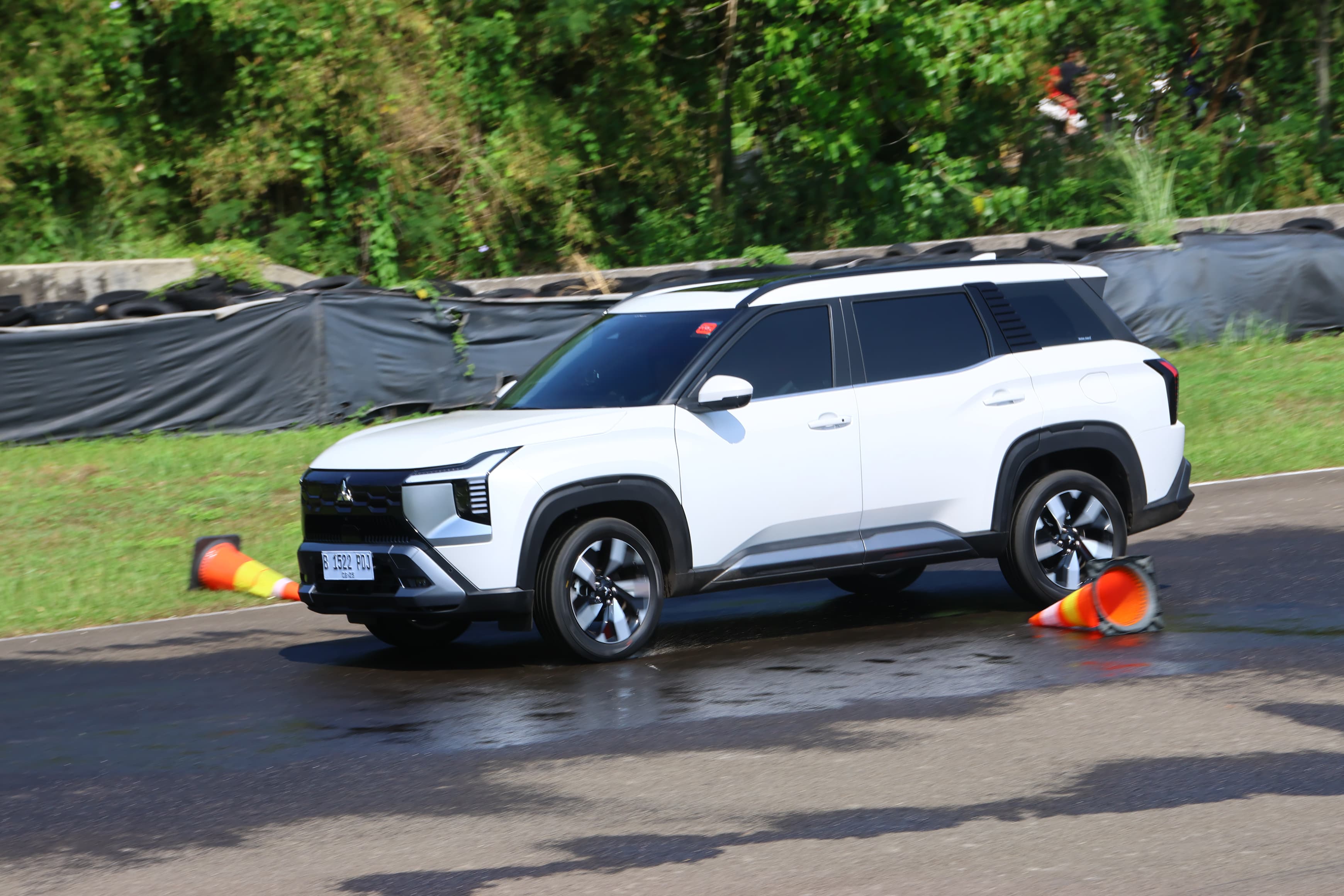 All-New Mitsubishi Destinator Saat Uji Coba melintasi trek jalan licin di Sirkuit Internasional Sentul, Bogor.