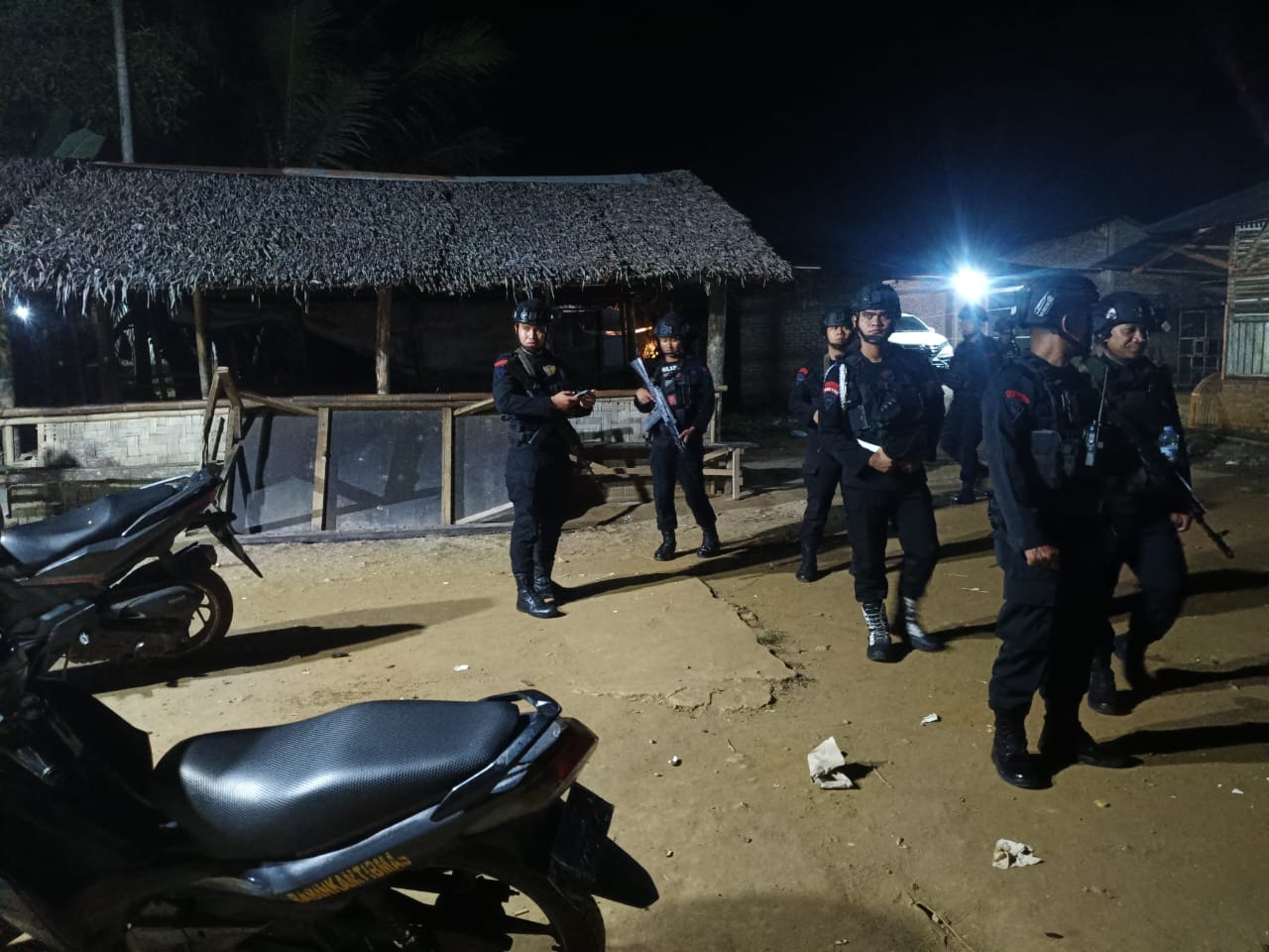 GEREBEK: Satbrimob Poldasu dan Polsek Patumbak saat menggerebek lokasi judi, di Jalan Pertahanan Pasar VII, Desa Patumbak I, Kecamatan Patumbak, Deliserdang.