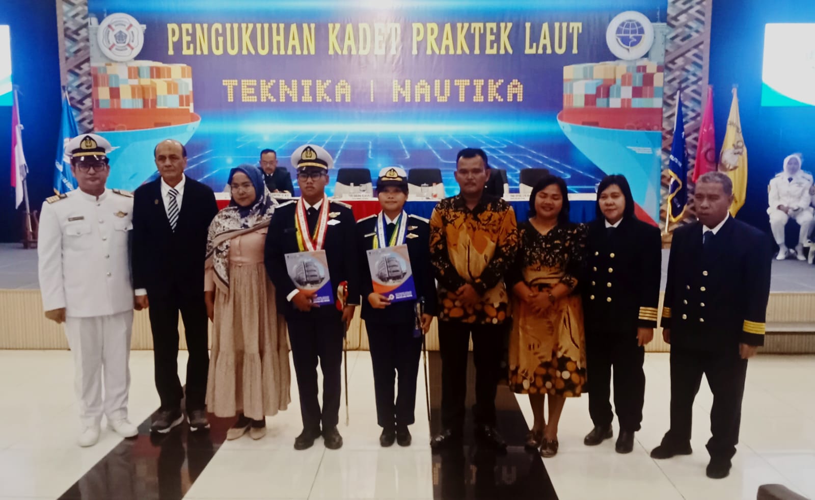 TERBAIK: Yuris Danilwan MSi PhD (2 kiri) bersama pimpinan Politeknik AMI Medan dan kadet praktek laut terbaik didampingi keluarga.