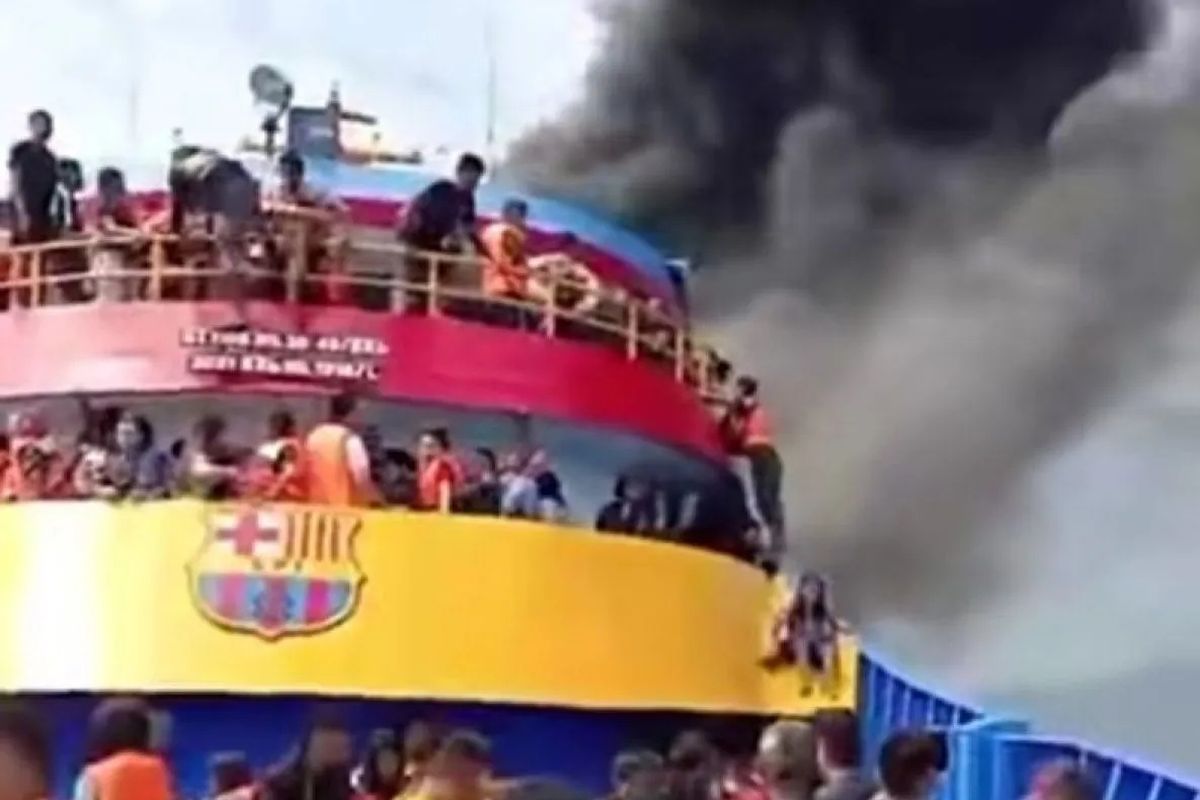 TERBAKAR: Para penumpang KM Barcalona berusaha menyelamatkan diri saat kapal terbakar.