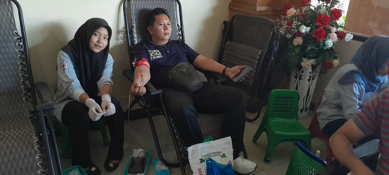 DONOR DARAH: Masyarakat ikut ambil bagian dengan berdonor darah di Gebyar HUT k318 Madani Hotel Medan, Sabtu (19/7/2025).