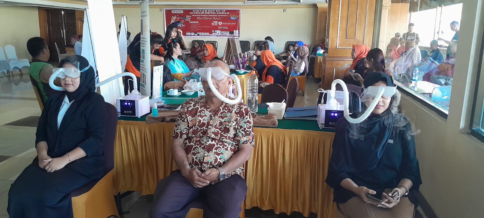 SPA MATA: masyarakat antusias mengikuti spa mata di gebyar HUT ke-18 Madani Hotel Medan.