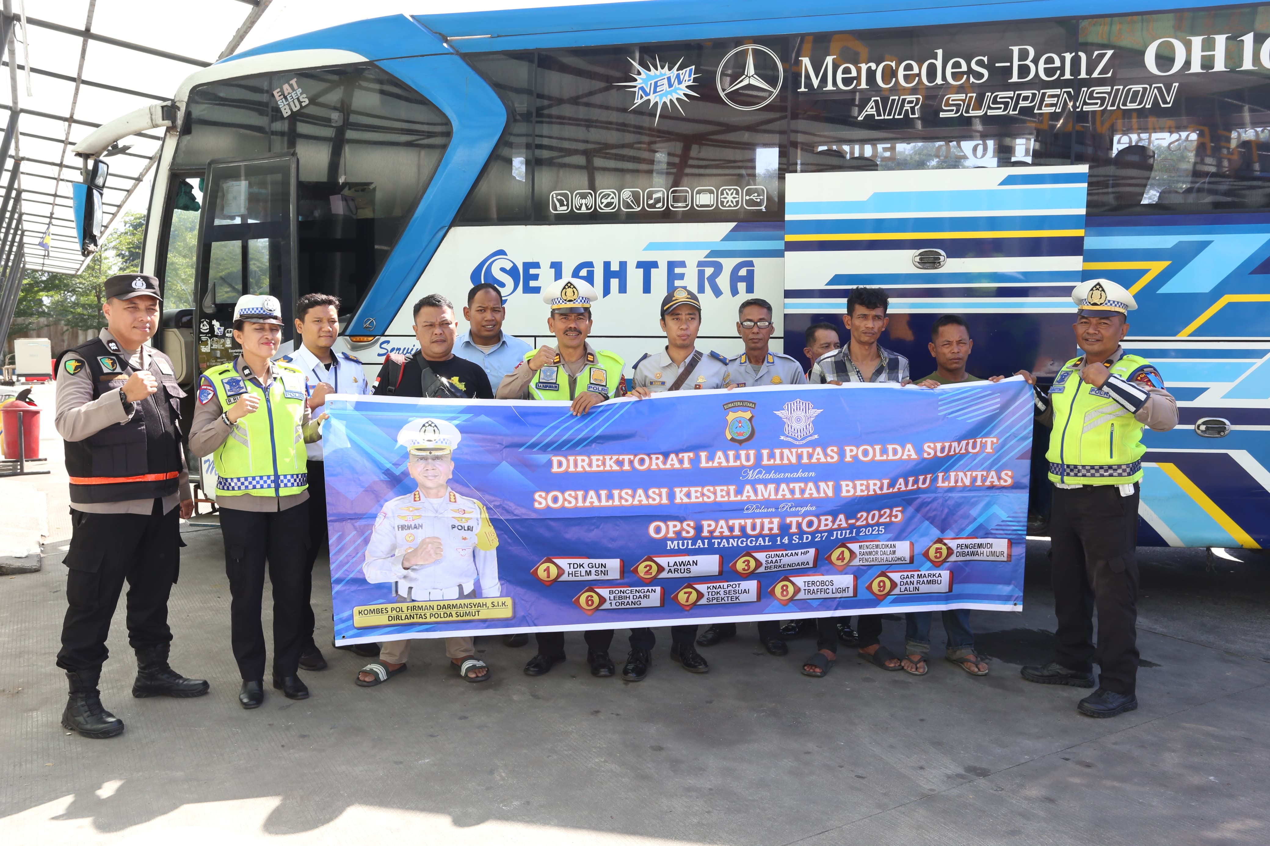 Polda Sumut saat mengedukasi para pengemudi, mandor, serta pengusaha transportasi, di salah satu loket bus dan Terminal Amplas Medan.