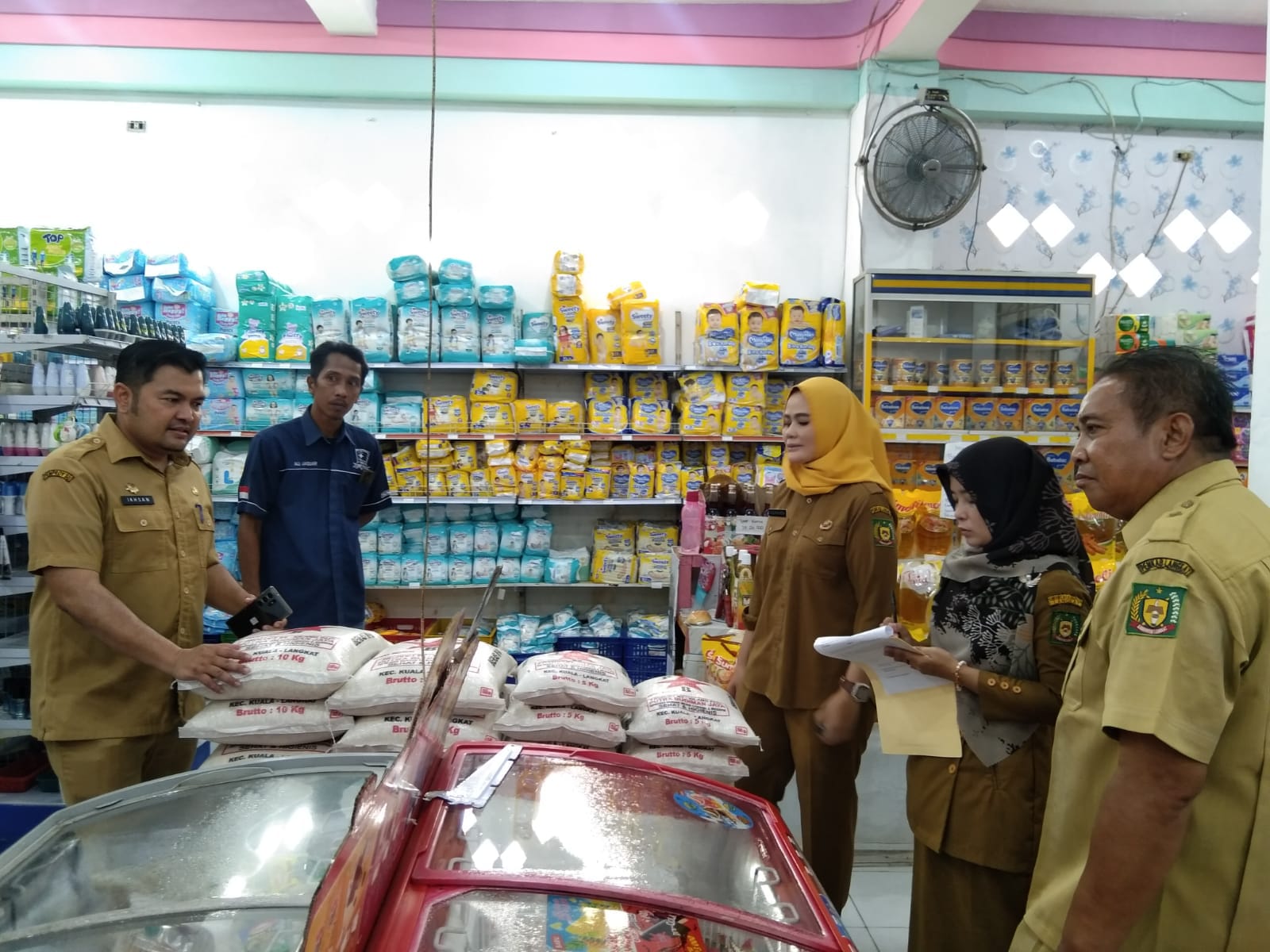 SIDAK: Kadis Perindag Langkat, Ikhsan Aprija (kiri) saat sidak melihat beras pada salah satu supermarket di Stabat, beberapa waktu lalu.