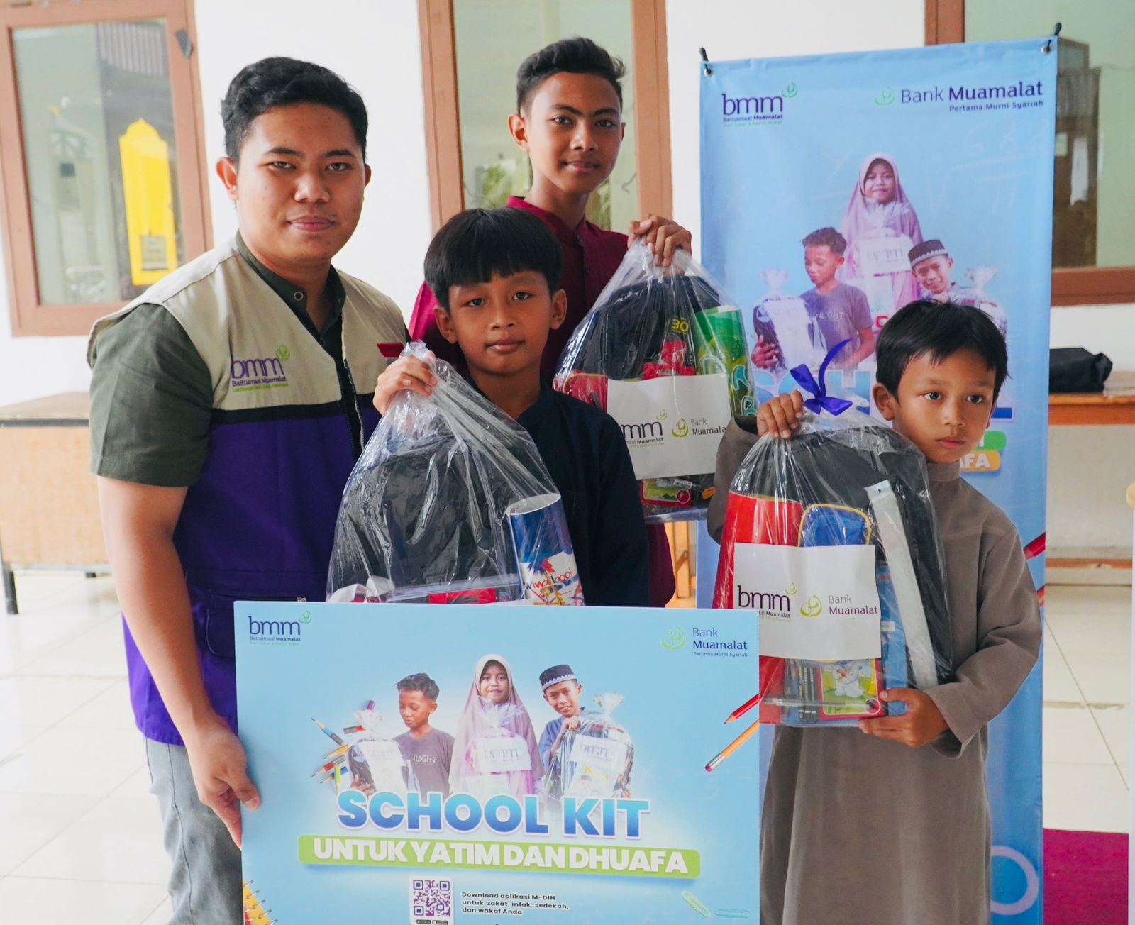 SEKOLAH: Baitulmaal Muamalat menyerahkan perlengkapan sekolah untuk anak yatim dan duafa. (Dok: Bank Muamalat)