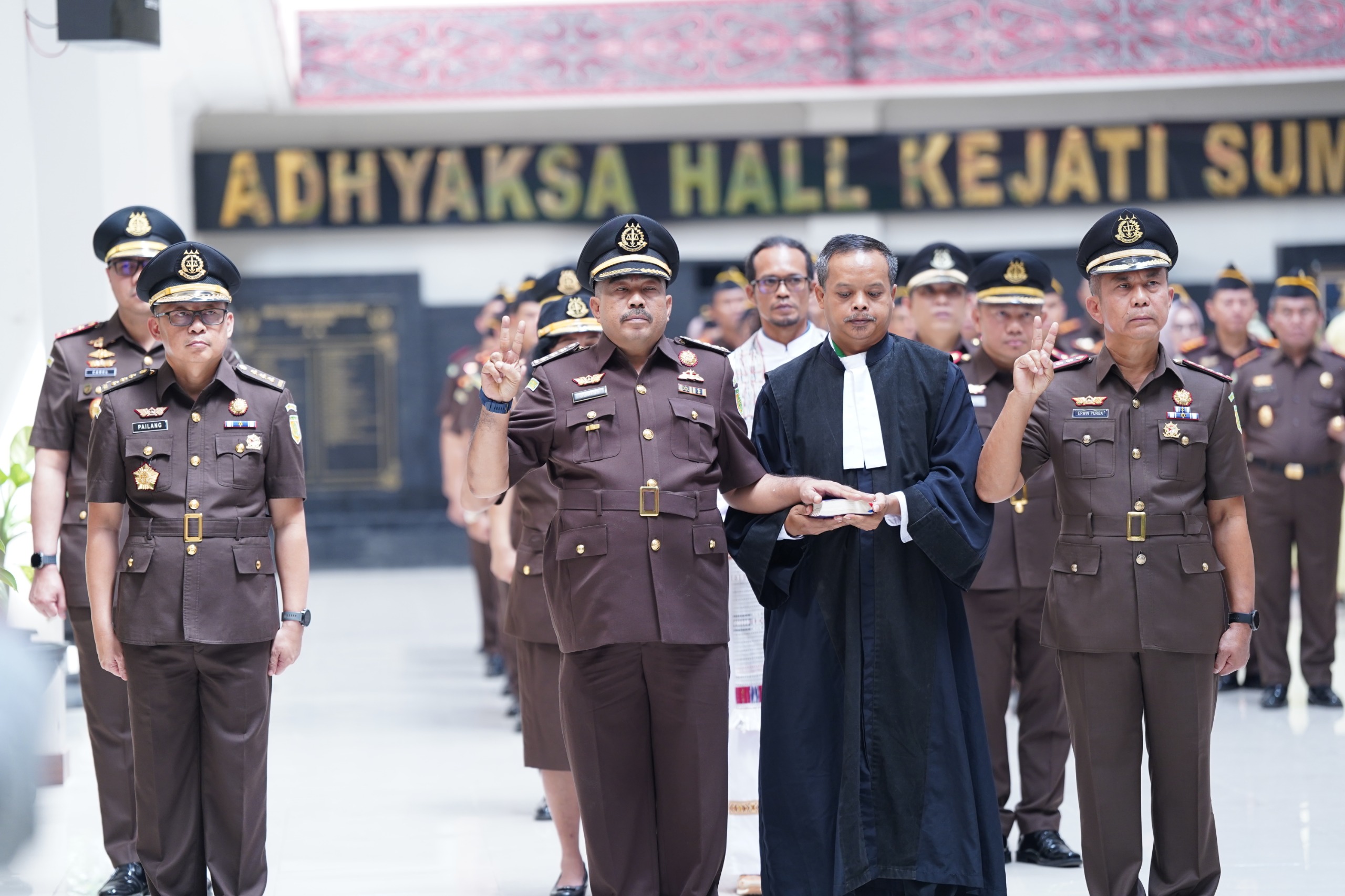 LANTIK: Kajati Sumut Harli Siregar, melantik Wakajati, dua asisten dan 8 Kajari, Senin (21/7).