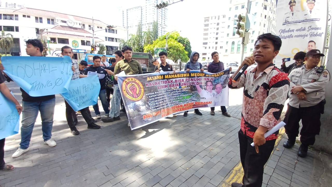 Aliansi Mahasiswa Medan Bersatu menggelar aksi di depan gedung DPRD Kota Medan, Senin (21/7/2025).
