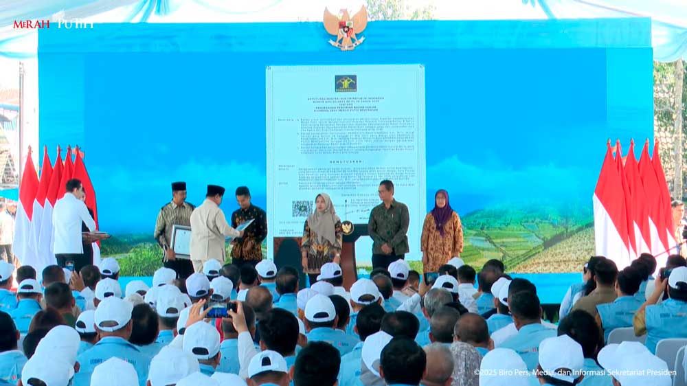RESMIKAN: Presiden Prabowo saat meresmikan koperasi merah putih di Klaten, Senin (21/7/2025).