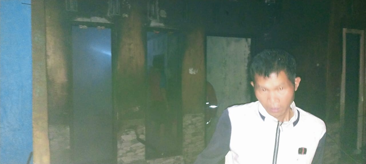 TERBAKAR.: Sebanyak 2 unit rumah di Kalang Baru, Desa Kalang, Kecamatan Sidikalang, Kabupaten Dairi terbakar, Senin (21/7/2025) dinihari.