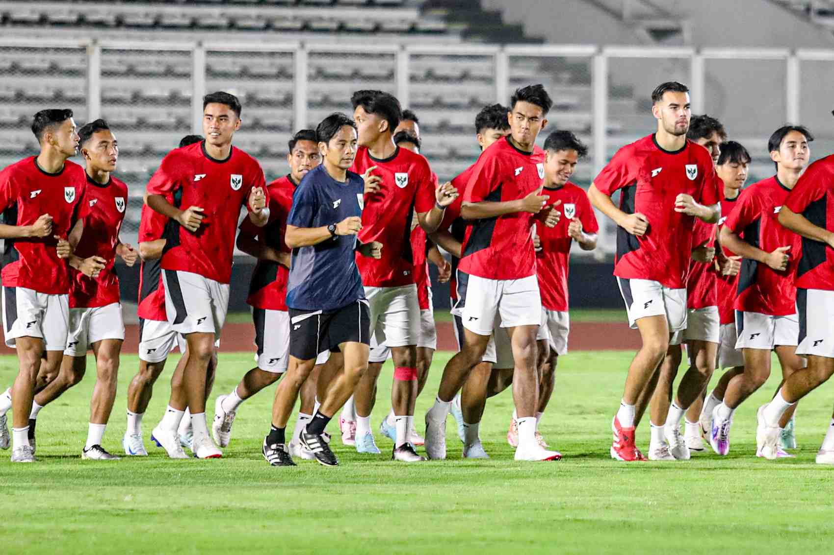 LATIHAN: Sejumlah para pemain Timnas Indonesia U-23 melakukan sesi latihan di stadion mini GBK.