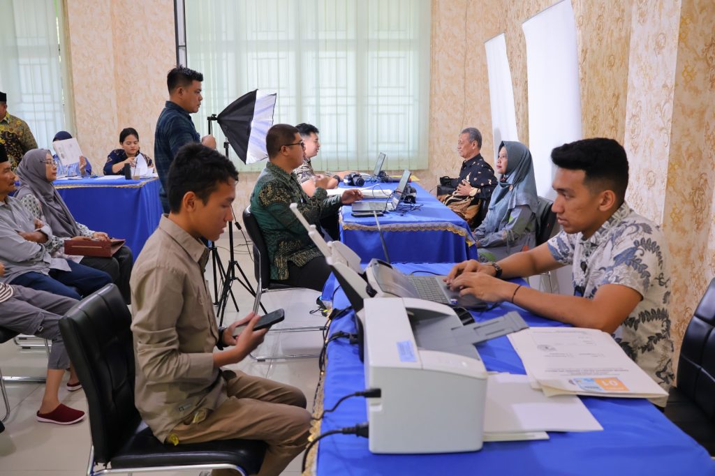 PASPORT: Personel Imigrasi Medan saat melayani pembuatan paspirt di UINSU, Kamis (17/7/2025).