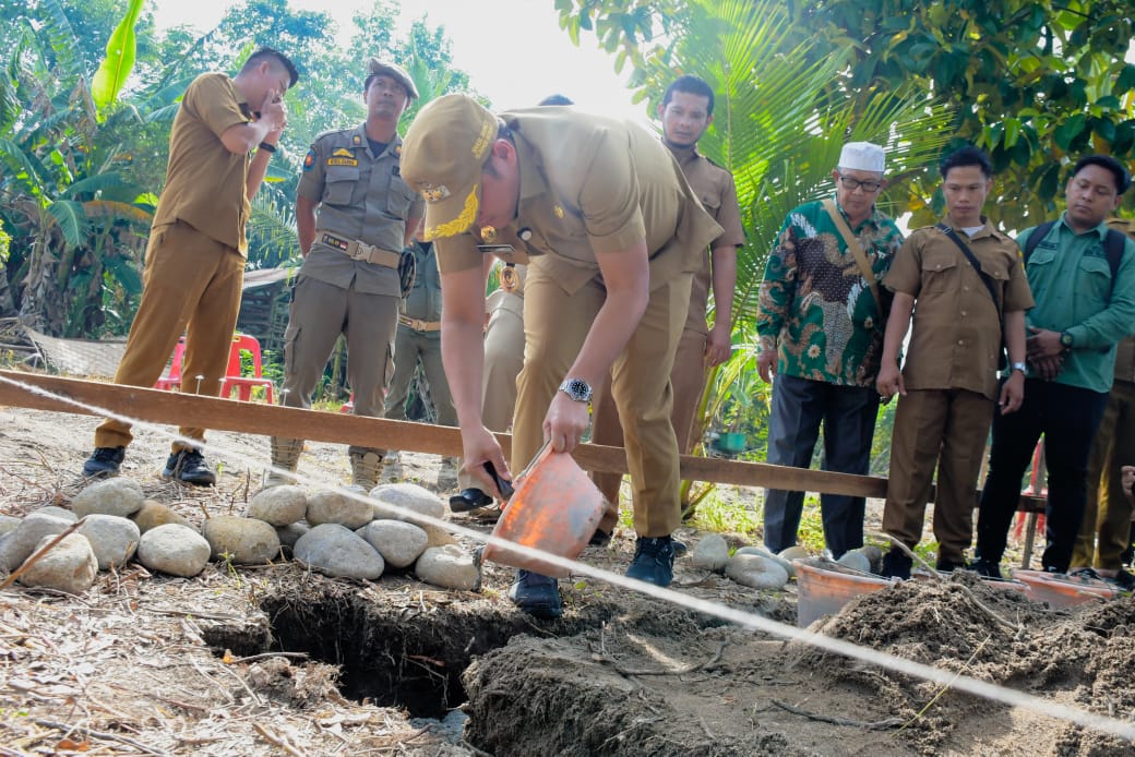 KUNJUNGI: Wabup Sergai Adlin Tambunan beserta jajaran saat kunjungi rumah korban anngin puting beliung.