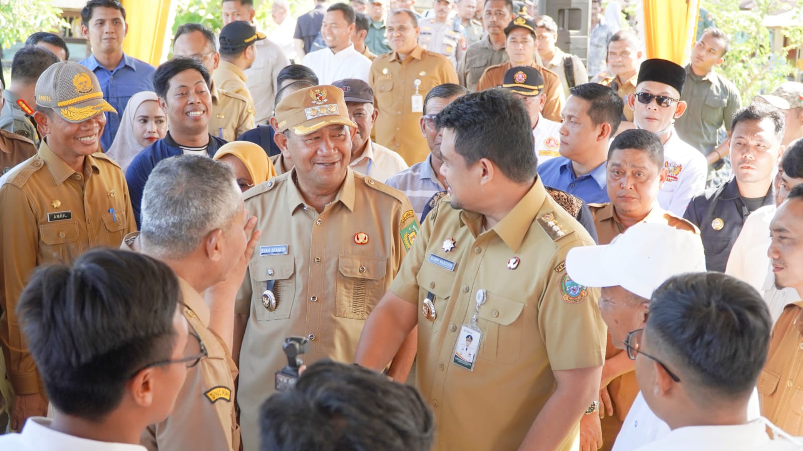 DAMPINGI: Bupati Langkat, Syah Afandin saat mendampingi Gubsu Bobby melihat pengerukan waduk di Tanjungpura.
