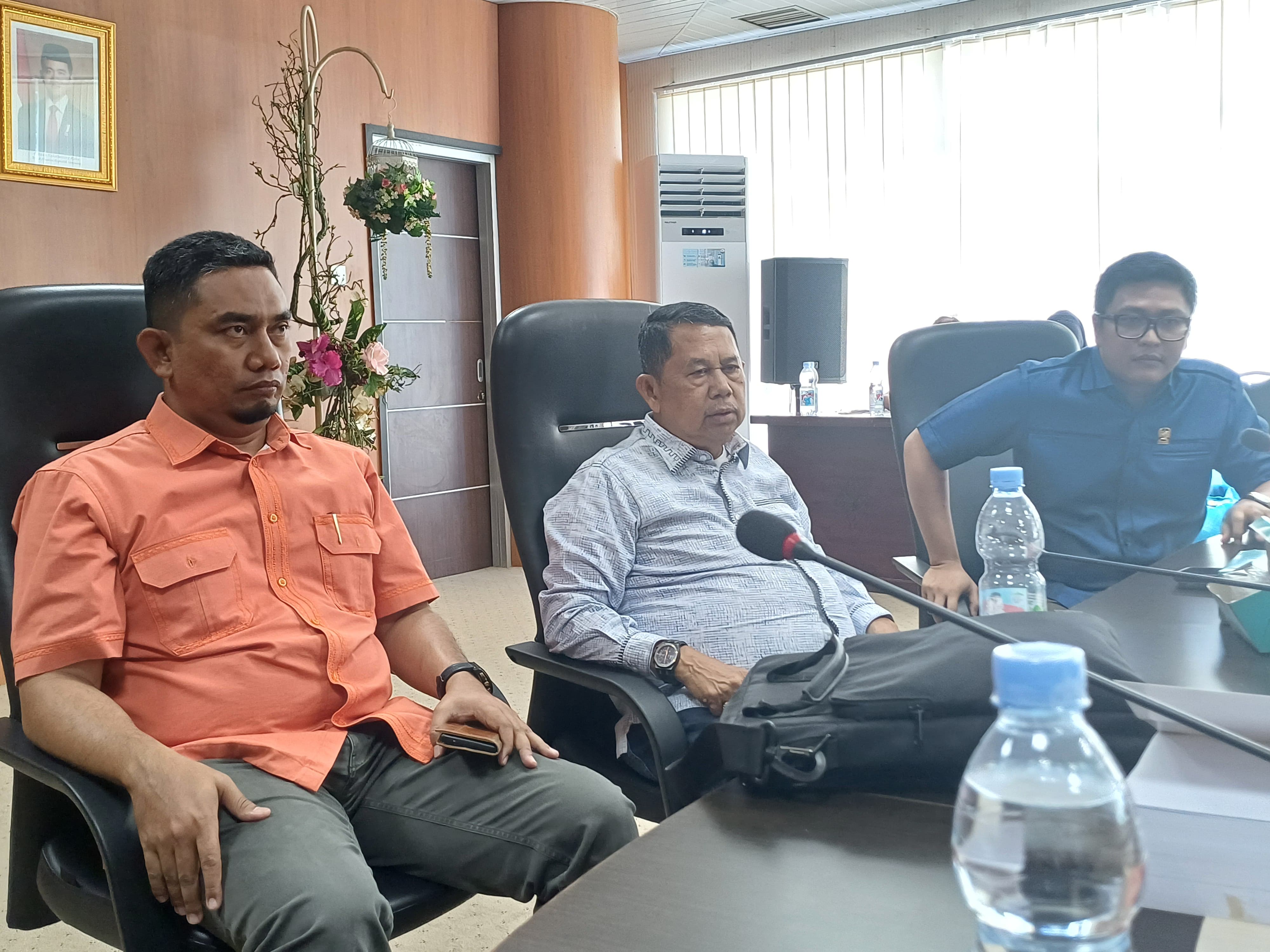 Ketua Pansus RPJMD Kota Medan 2025-2029, Henry John Hutagalung bersama Anggota Pansus, dr Dimas Sofani Lubis dan Zulham Efendi saat memberikan keterangan kepada awak media.
