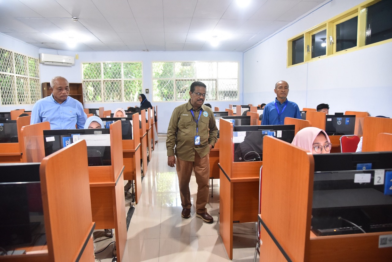 TINJAU: Rektor Unimed Prof Baharuddin, saat meninjau pelaksanaan UTBK Seleksi Mandiri di Kampus Unimed Jalan Willem Iskandar Medan, Selasa (22/7). (Dokumen&nbsp;Humas&nbsp;Unimed)