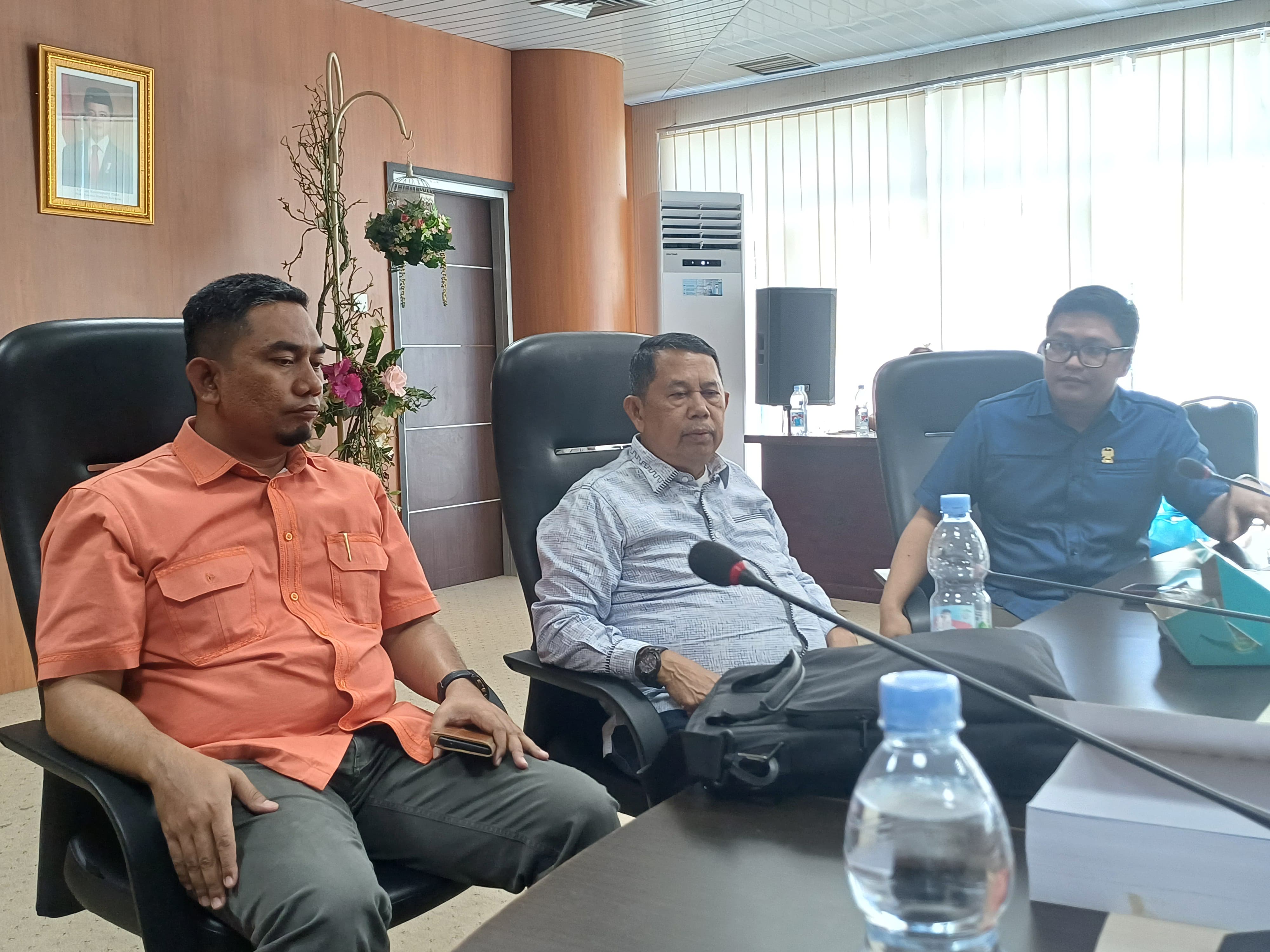 dr Dimas Sofani Lubis (kanan), Henry John Hutagalung (tengah), dan Zulham Effendi (kiri) saat memberikan keterangan kepada wartawan, Selasa (22/7/2025). (Markus Pasaribu)