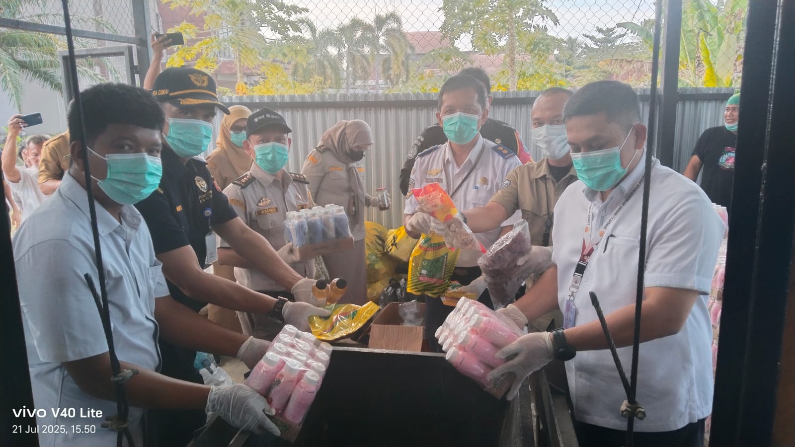 MUSNAHKAN: Karantina Sumut melakukan pemusnahan terhadap produk komoditas dan media turunannya yang dilakukan di Kantor Satuan Pelayanan Kualanamu, Deli Serdang, Senin (21/7/2025).
