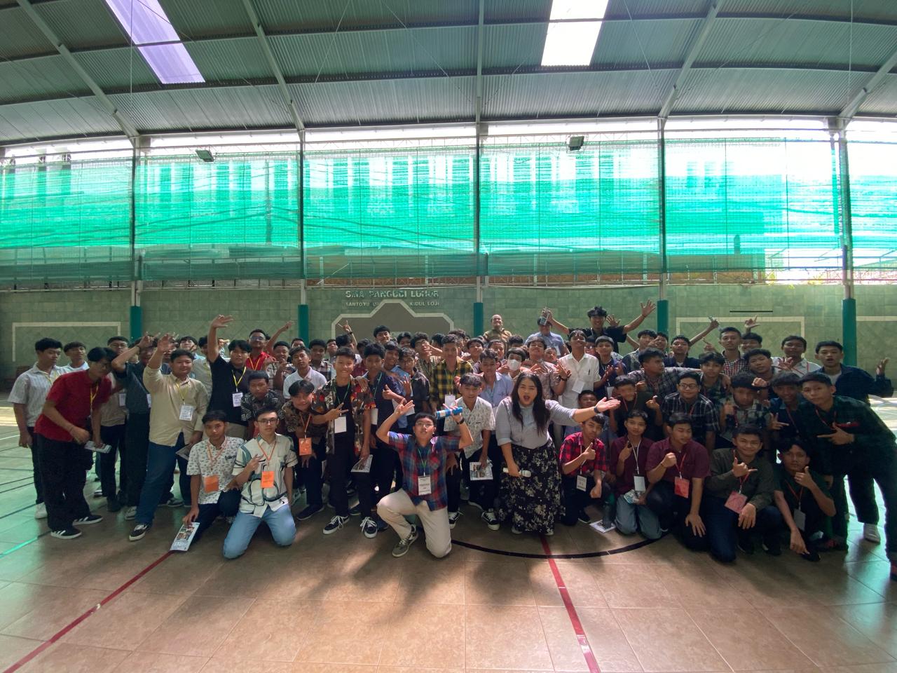 DIABADIKAN: Dosen UKDW diabadikan bersama para siswa SMA Pangudi Luhur Yogyakarta dalam program Dosen Mengajar.