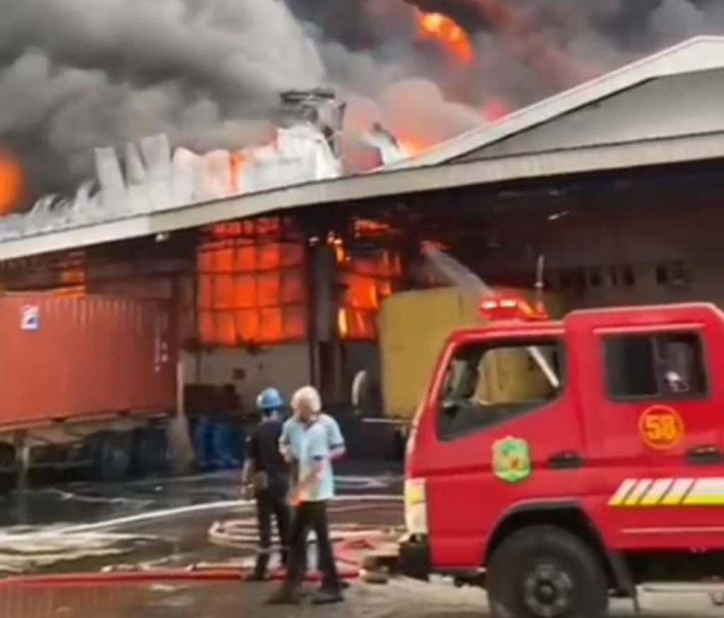PADAMKAN: Petugas pemadam kebakaran berusaha memadamkan kobaran api. (ISTIMEWA/SUMUT POS)