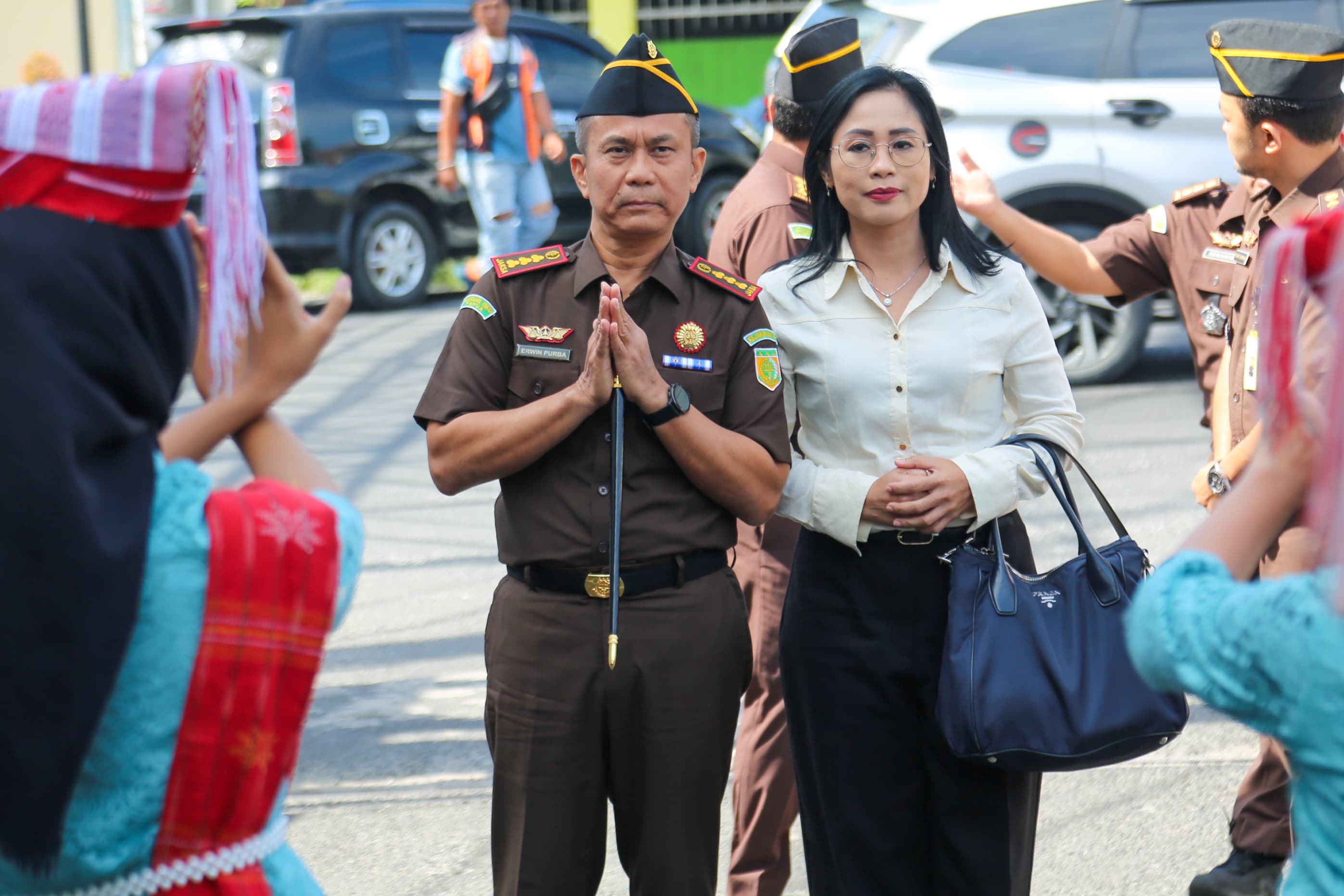 MEMASUKI: Erwin Purba bersama istri memasuki kantor Kejaksaan Negeri  Siantar.