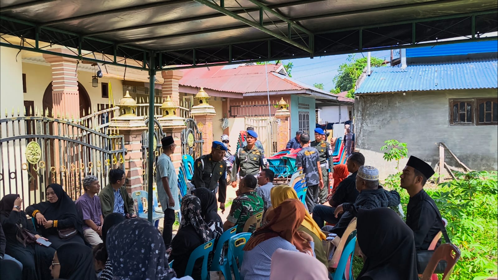 RUMAH DUKA: Suasana di rumah duka ibu persit, Jalan Danau Laut Tawar, Lingkungan IV, Gang Duyung, Kelurahan Sumberkarya, Binjai Timur.