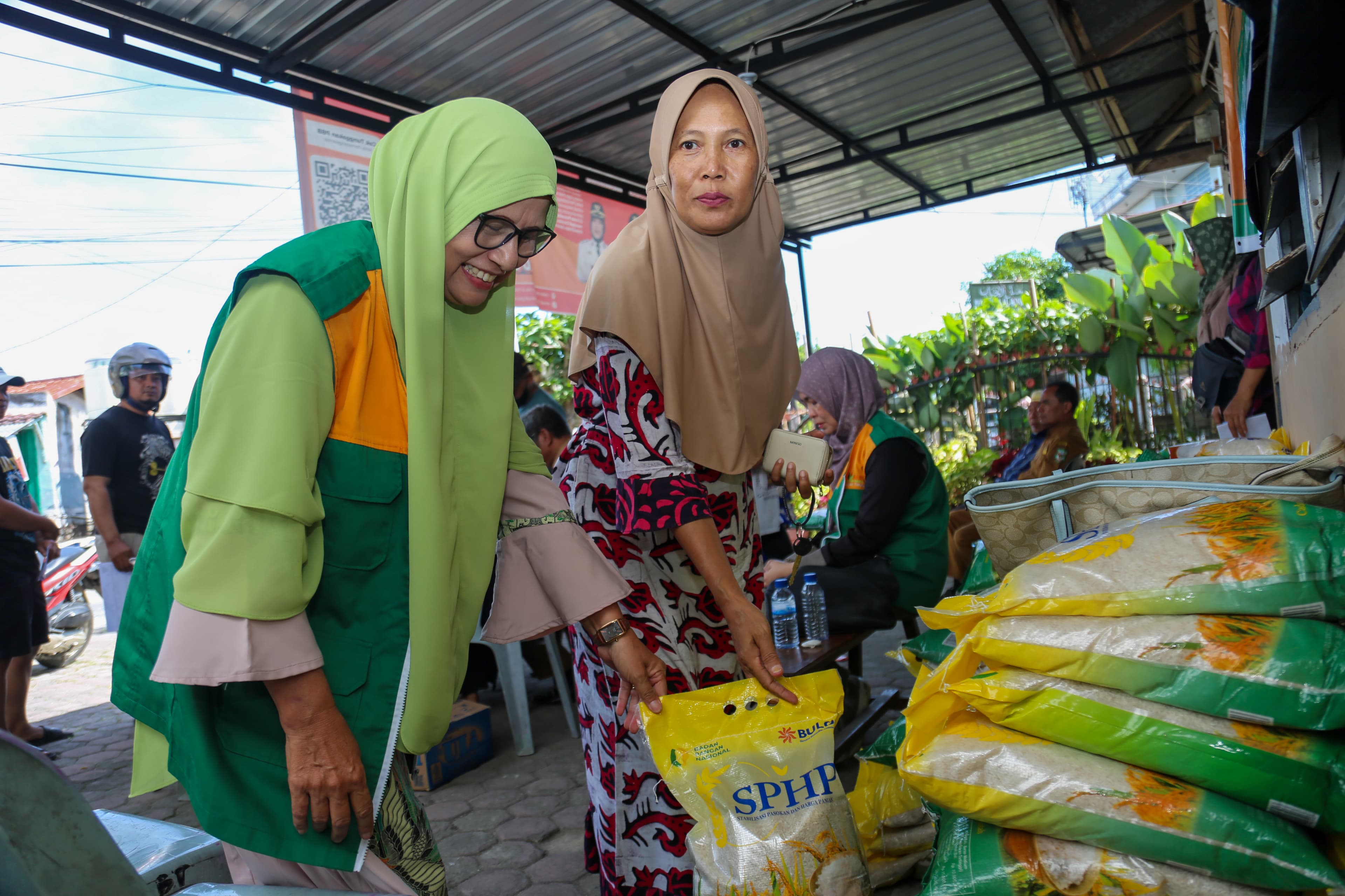 ANTUSIAS: Masyarakat antusias membeli beras yang dillaksanakan Pemko Siantar
