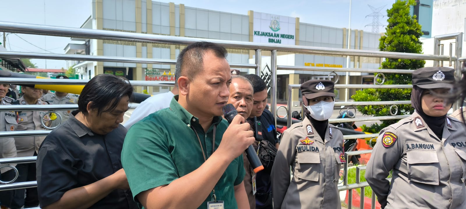 Kasi Intelijen Kejari Binjai, Noprianto Sihombing (pegang mic) saat menemukan massa aksi, beberapa waktu lalu.