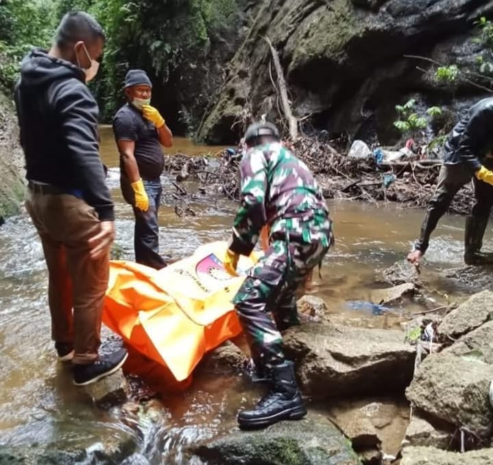 EVAKUASI: Petugas mengevakuasi jenazah wanita tanpa kepala yang mengambang di Sungai Aek Bolon.