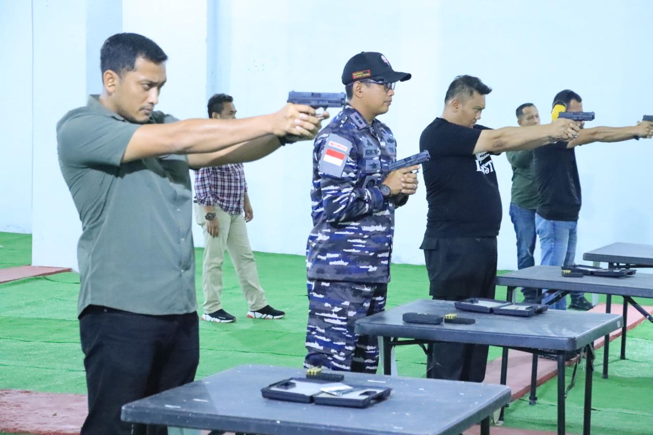 LATIHAN MENEMBAK: Kapolres Labuhanbatu dan Danlanal serta Dandim 0209/LB mengikuti kegiatan latihan menembak bersama di lapangan tembak Polres Labuhanbatu.