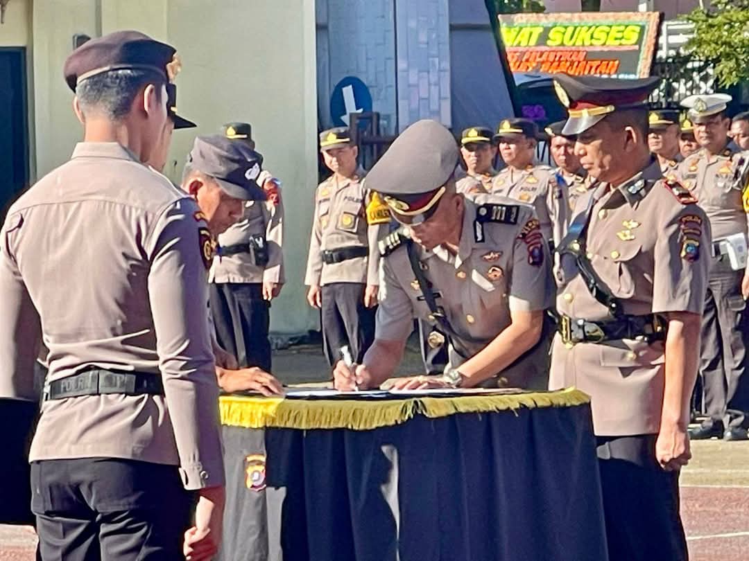 SERTIJAB: Kapolres Dairi AKBP Otniel Siahaan memimpin Sertijab Kapolsek Tigalingga dari AKP Yan Heriadi Ujung kepada Iptu Parlindungan Lumbantoruan (kanan) di Mapolres Dairi, Rabu (23/7/2025).