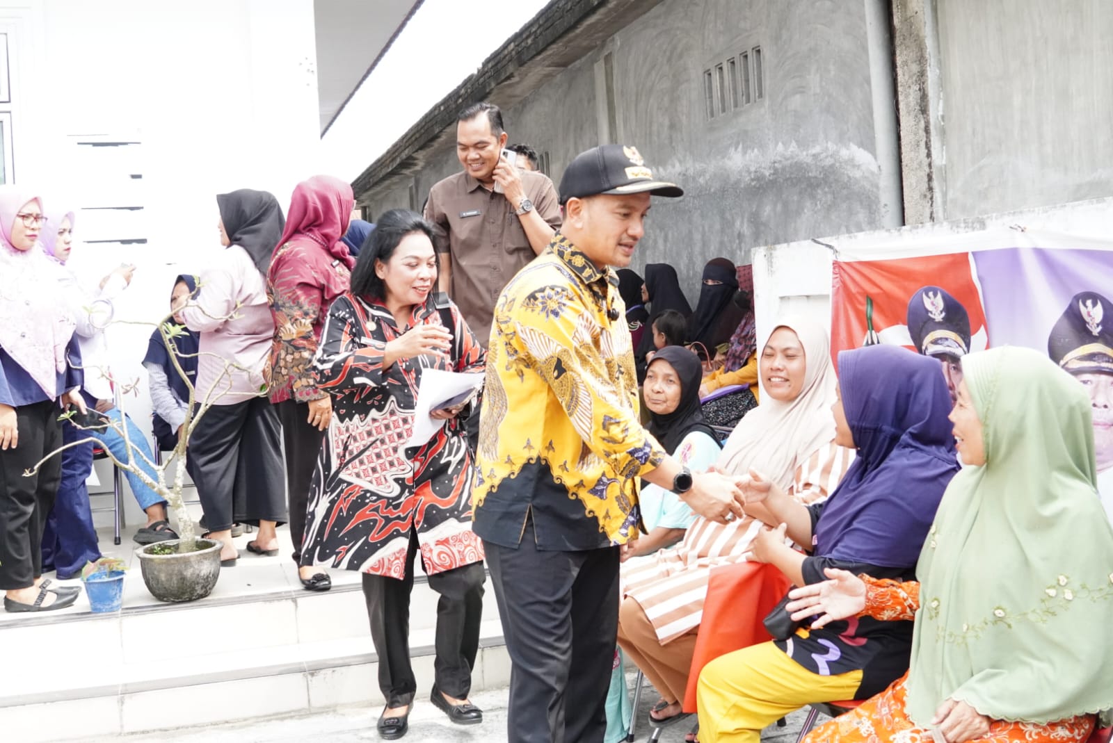 TINJAU: Wali Kota Tebingtinggi meninjau pelaksanaan pembagian beras Penerima Bantuan Pangan dari Bulog di Kantor Lurah Lalang Kota Tebingtinggi.