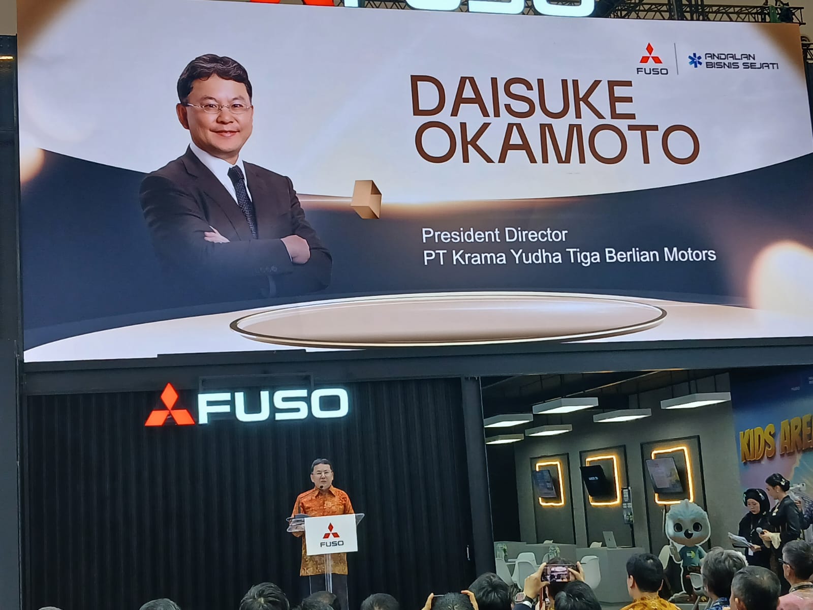 Daisuke Okamoto selaku Presiden Direktur PT Krama Yudha Tiga Berlian Motors dalam pembukaan Booth pamerannya di GIIAS 2025.
