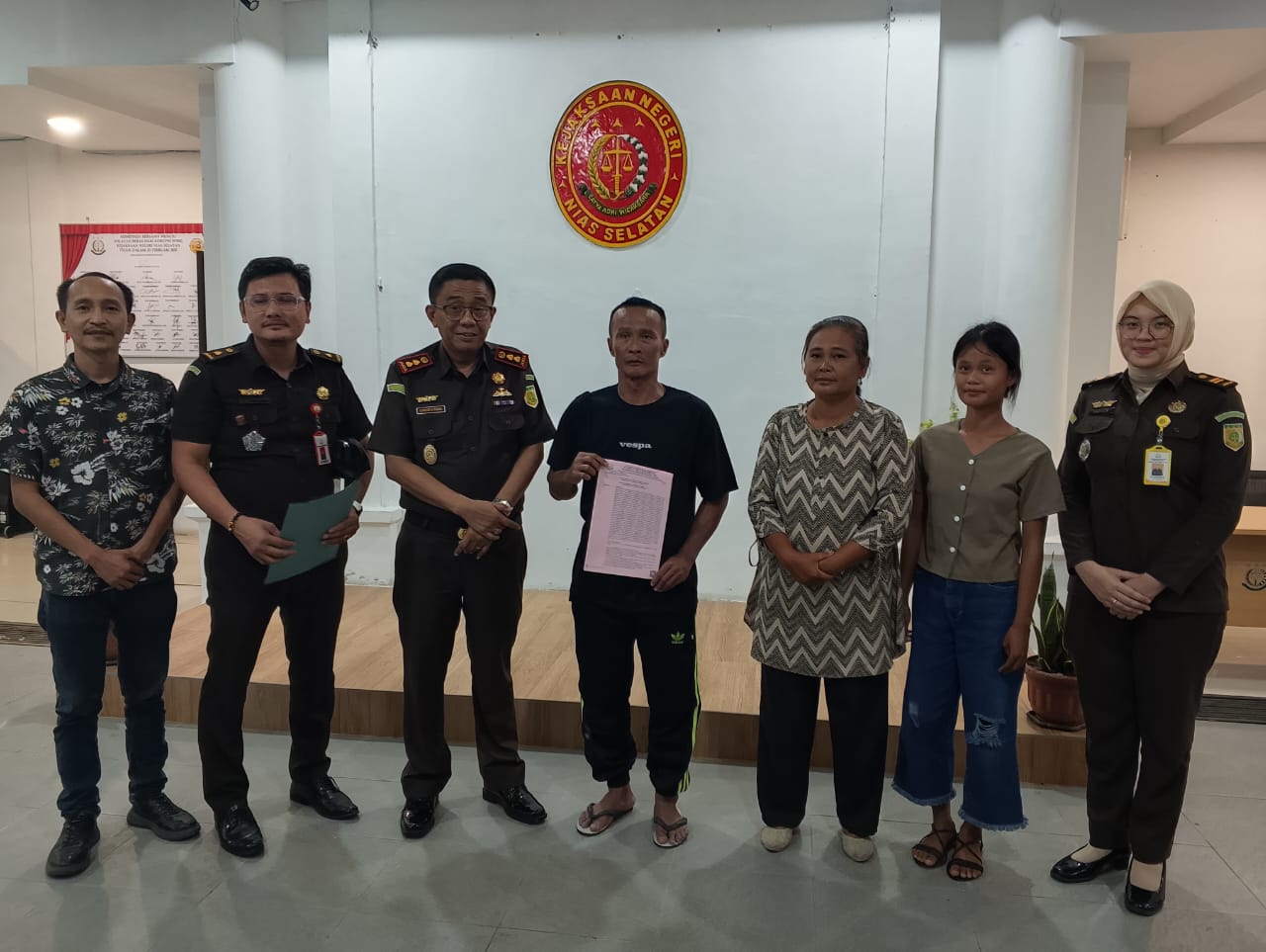 BERSAMA: Kajari Nisel, Edmond Novvery Purba foto bersama dengan tersangka dan korban usai Restorative Justice. Rabu,(23/7)