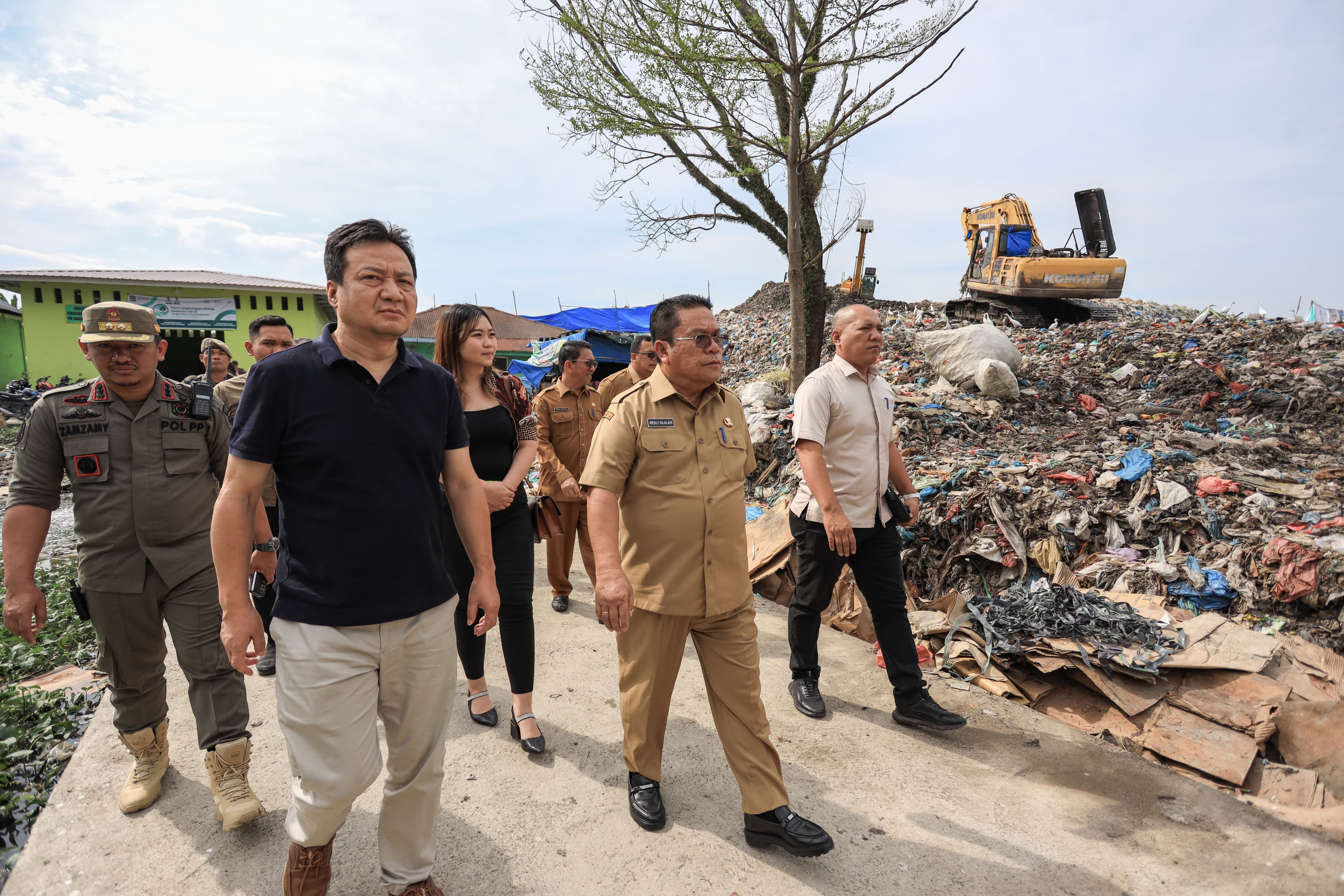 Wali Kota Siantar, Wesli Silalahi  bersama pihak perusahaan mencek pengelolaan sampah di TPA.