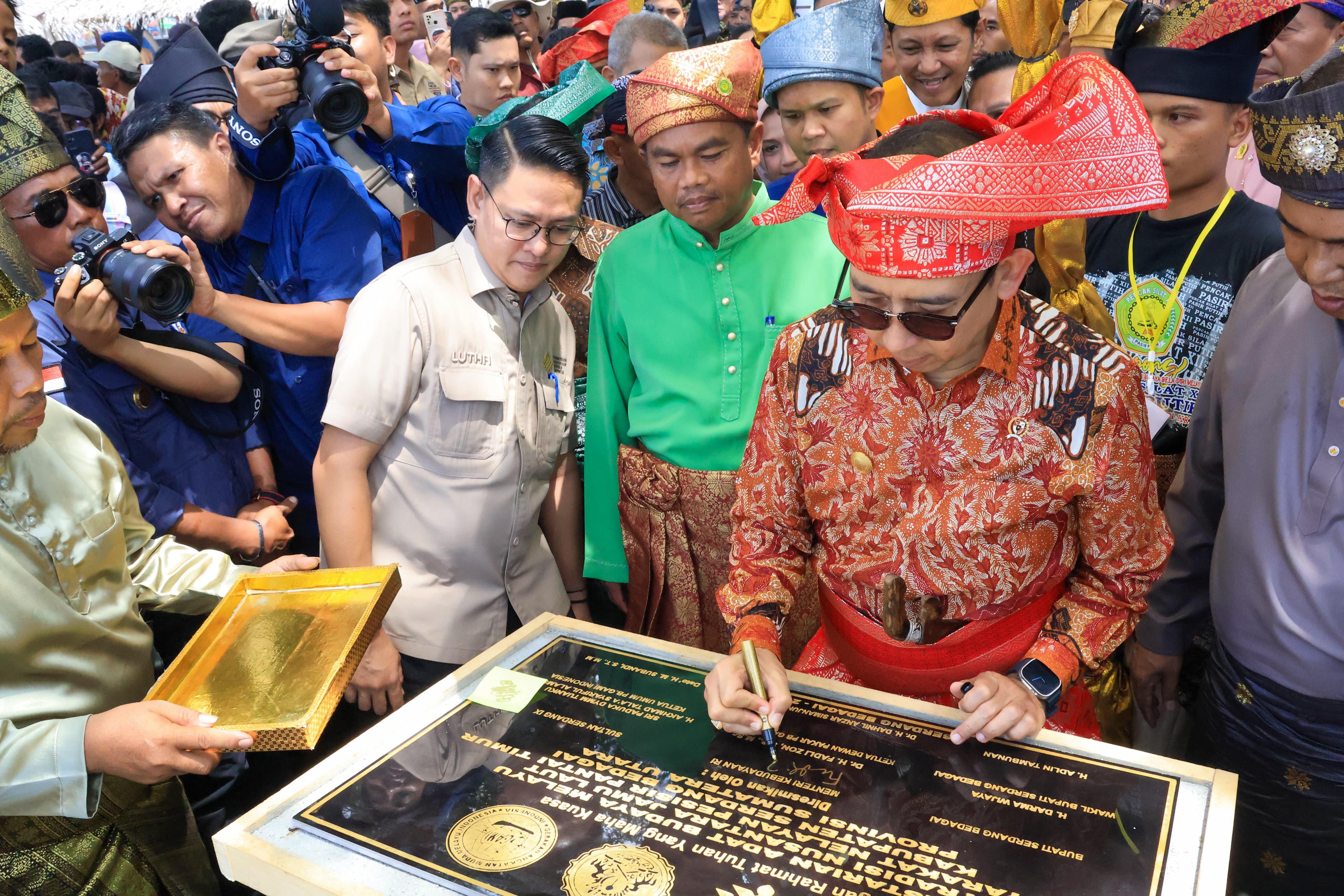 Menteri Kebudayaan RI Fadli Zon didampingi Bupati Sergai Darma  Wijaya saat kunjungan ke Pantai Ingah Seafood Sergai.