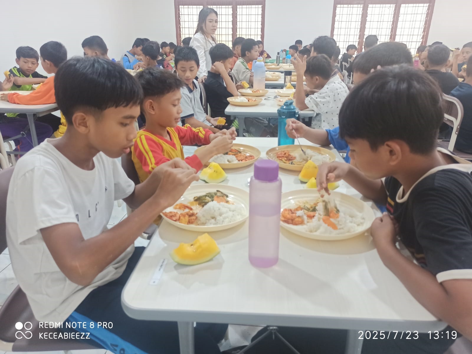 MBG: Sejumlah pelajar mengonsumsi makan bergizi gratis.