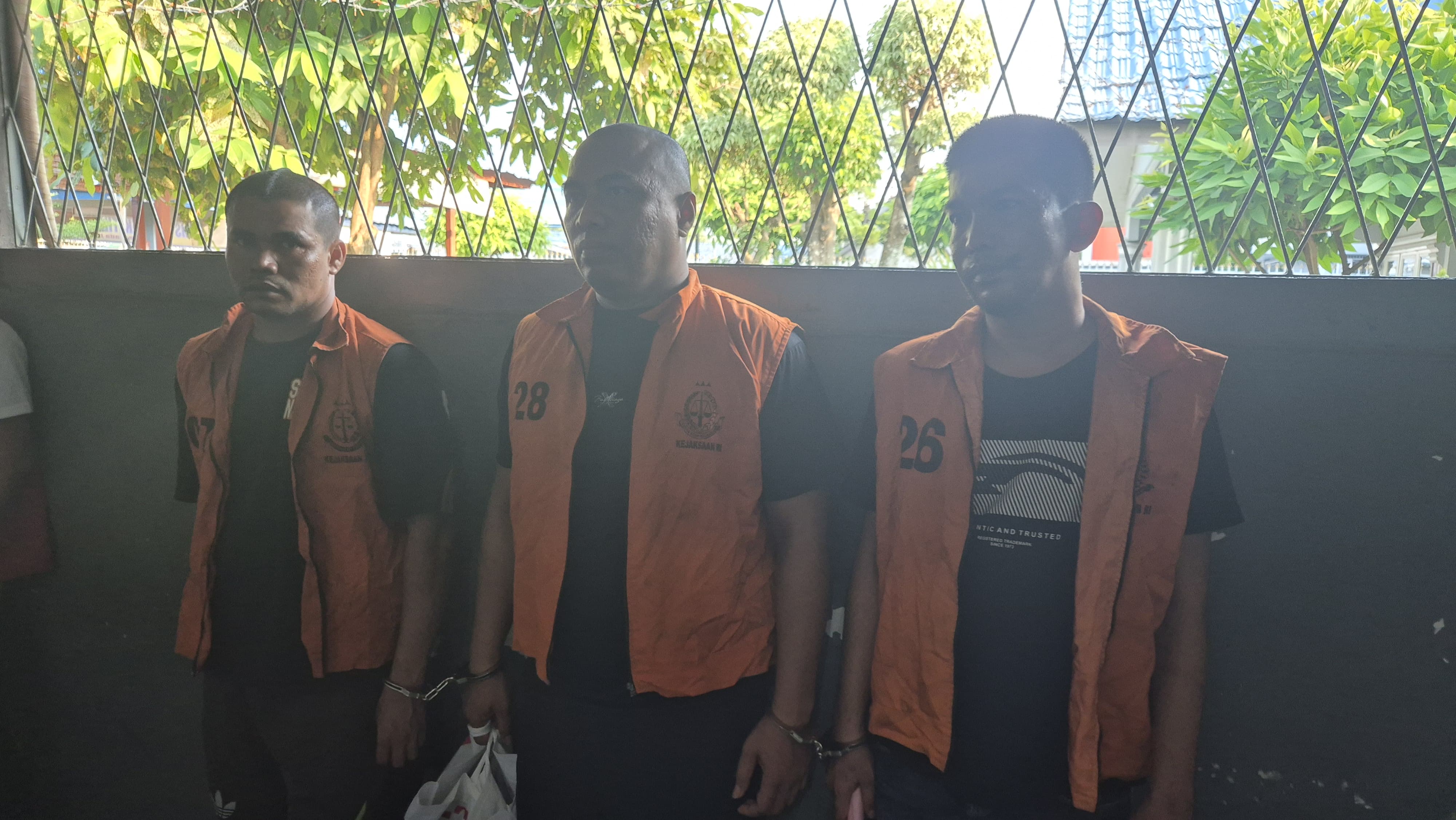 PEMBACOKAN: Ketiga tersangka pembacoka jaksa Deliserdang dilimpahkan ke Kejari Sergai