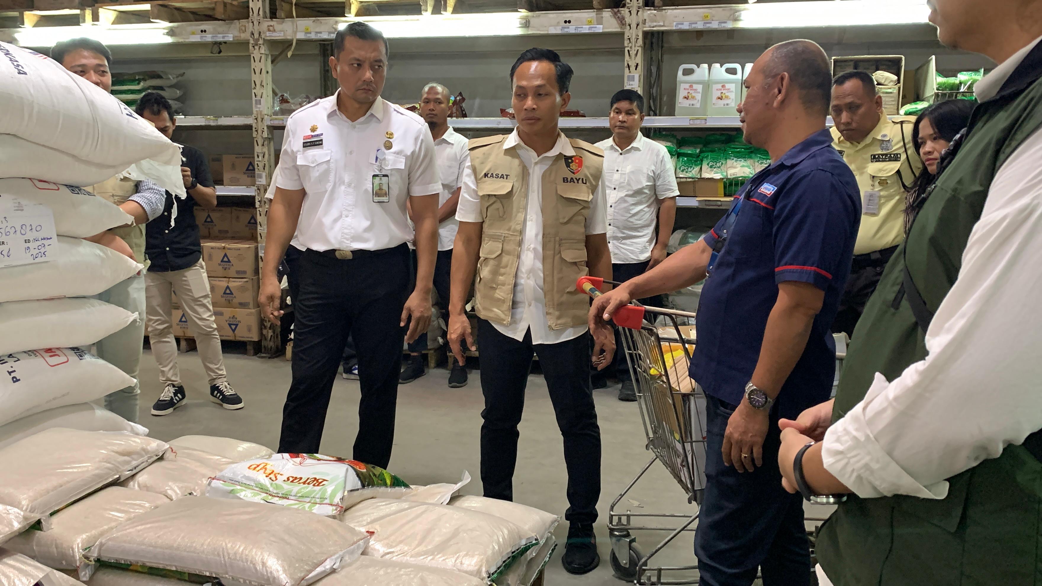 SIDAK: Sat Reskrim Polrestabes Medan, saat melakukan sidak di sejumlah toko ritel di Medan. (
