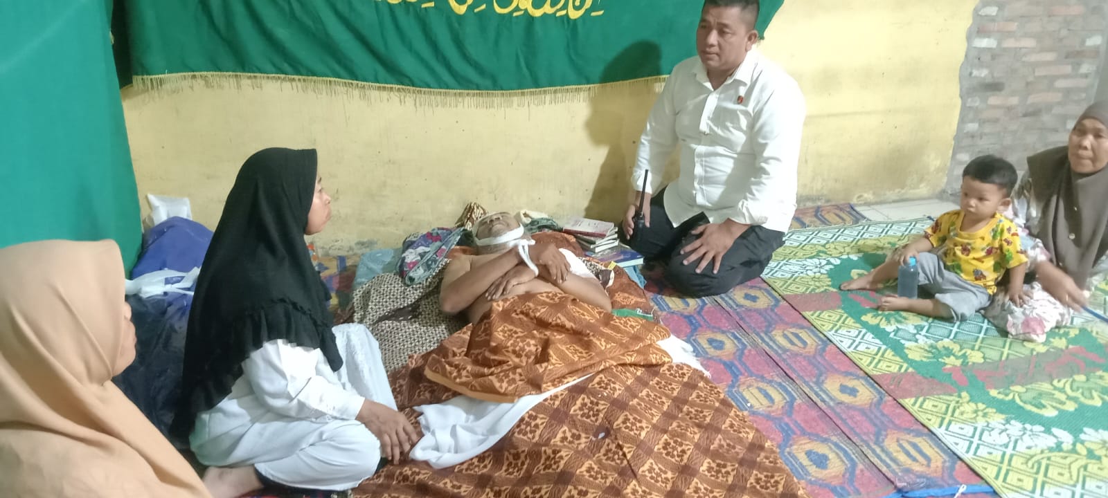 DISEMAYAMKAN: Jenazah  Alham Nasution saat disemayamkan di rumah duka.