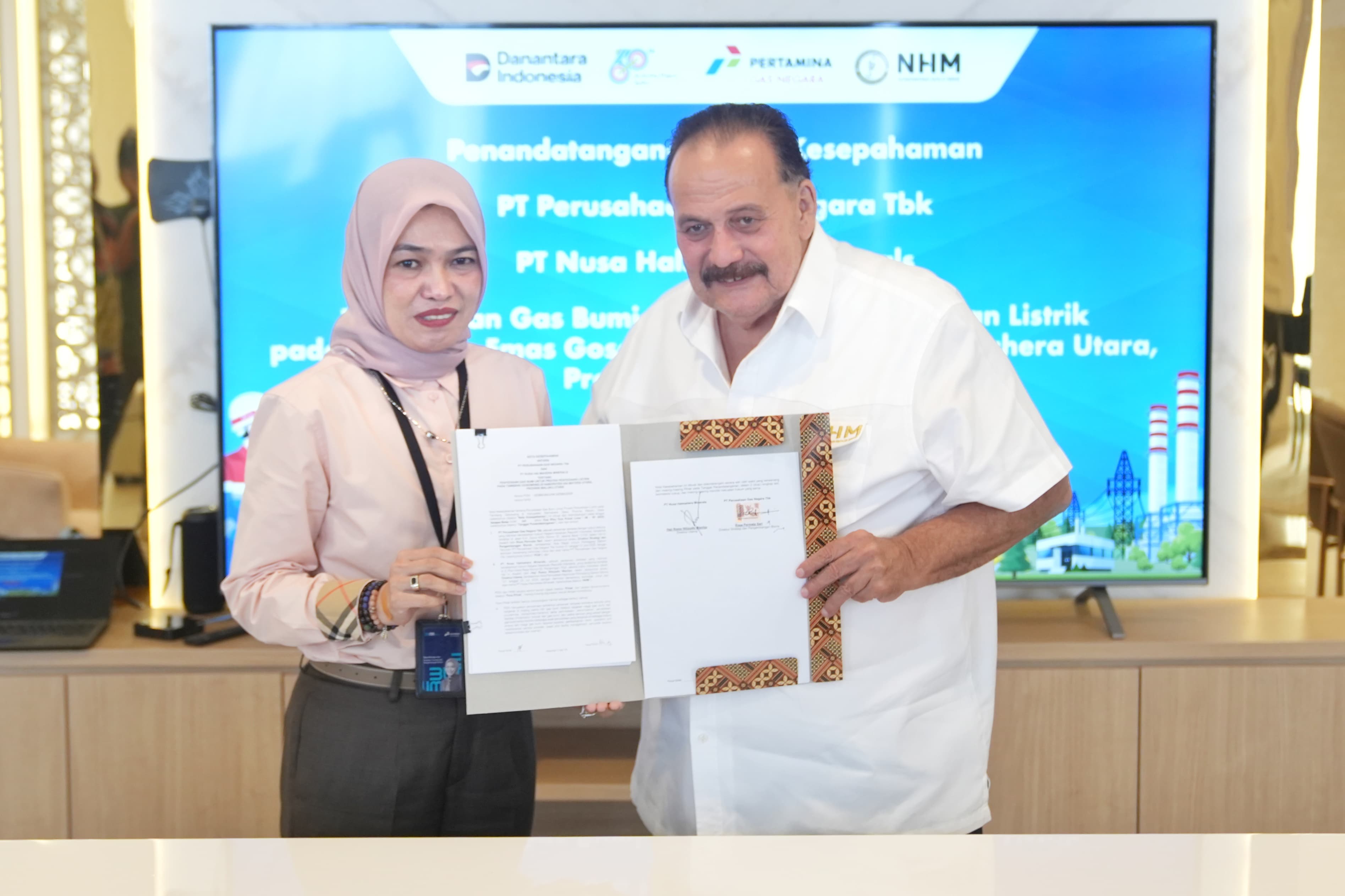 TANDA TANGAN: Direktur Strategi dan Pengembangan Bisnis PGN, Rosa Permata Sari menandatangi Nota Kesepahaman Penyediaan Gas Bumi untuk Tambang Gosowong beberapa waktu lalu. (Dok: PGN)