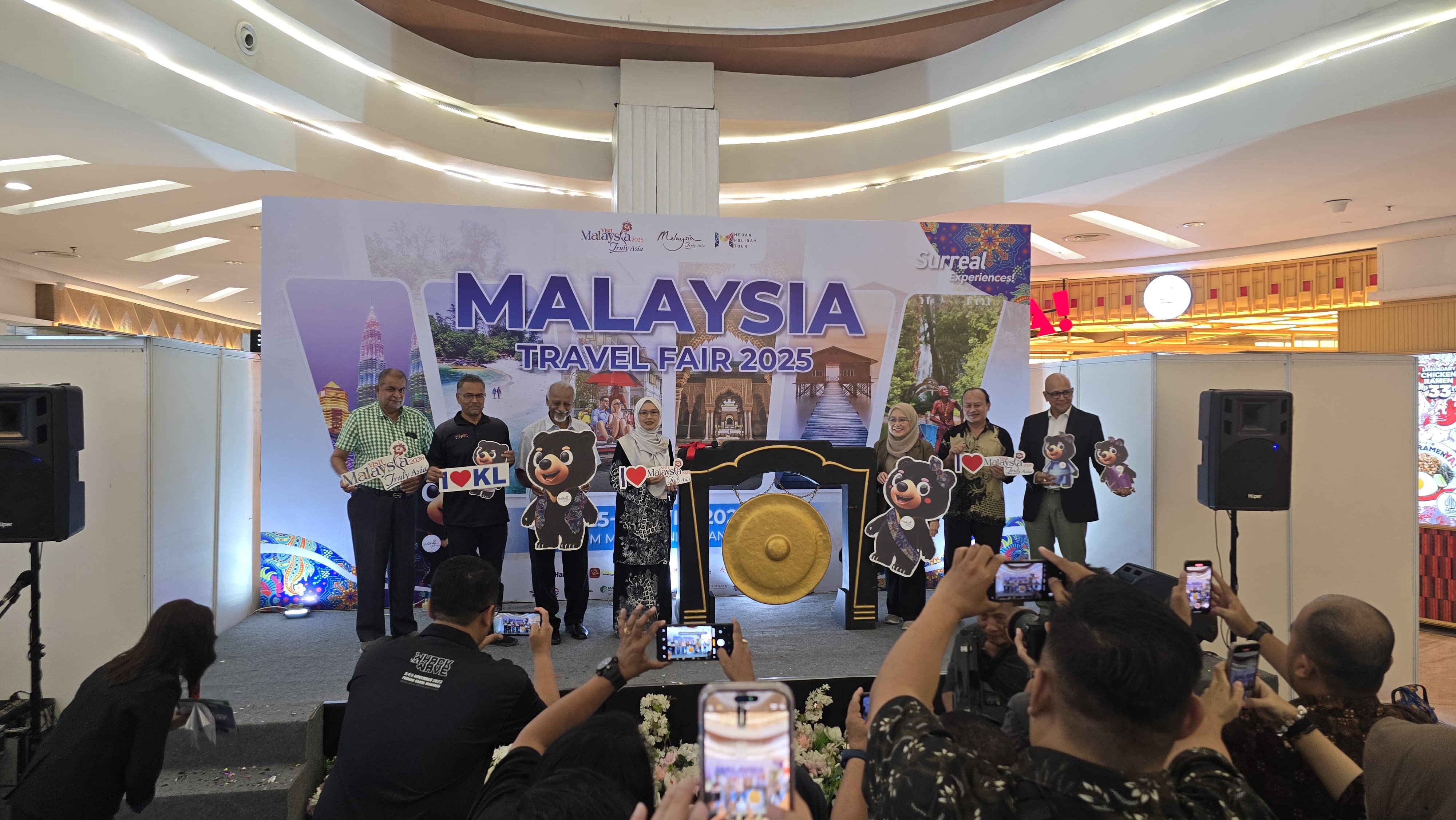 BUKA: Konsul Muda Pelancongan Tourism&nbsp;Malaysia Medan, Nor Hasni Saidin saat membuka acara Malaysia Travel Fair 2025 di Medan, Jumat (25/7/2025).