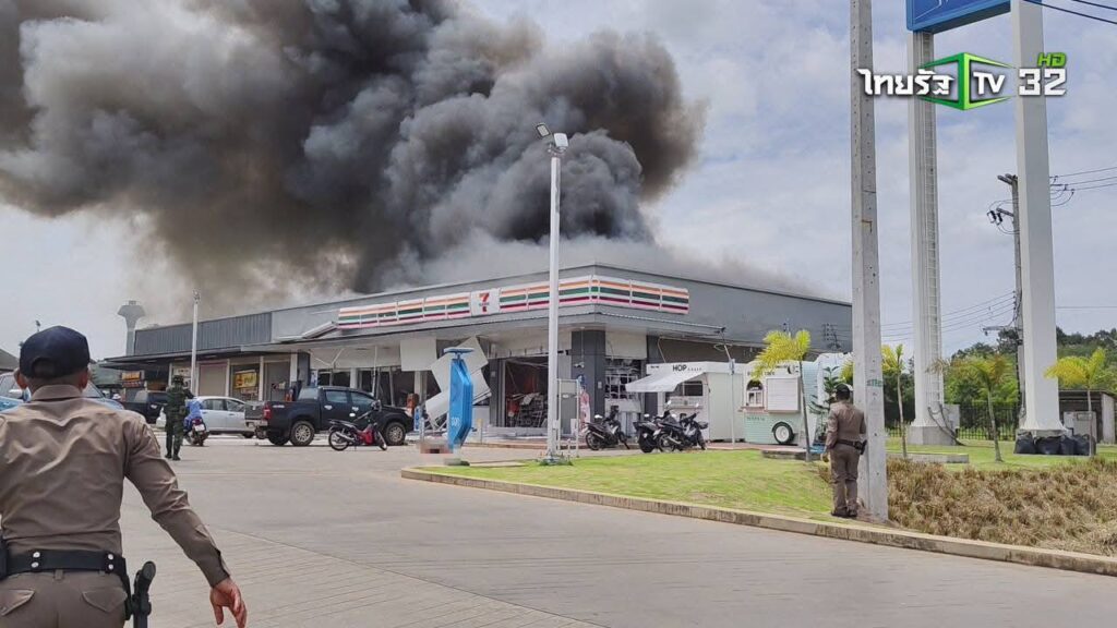 TERBAKAR: Salah satu supermarket terkena bom setelah Kamboja dan Thailand saling serang.