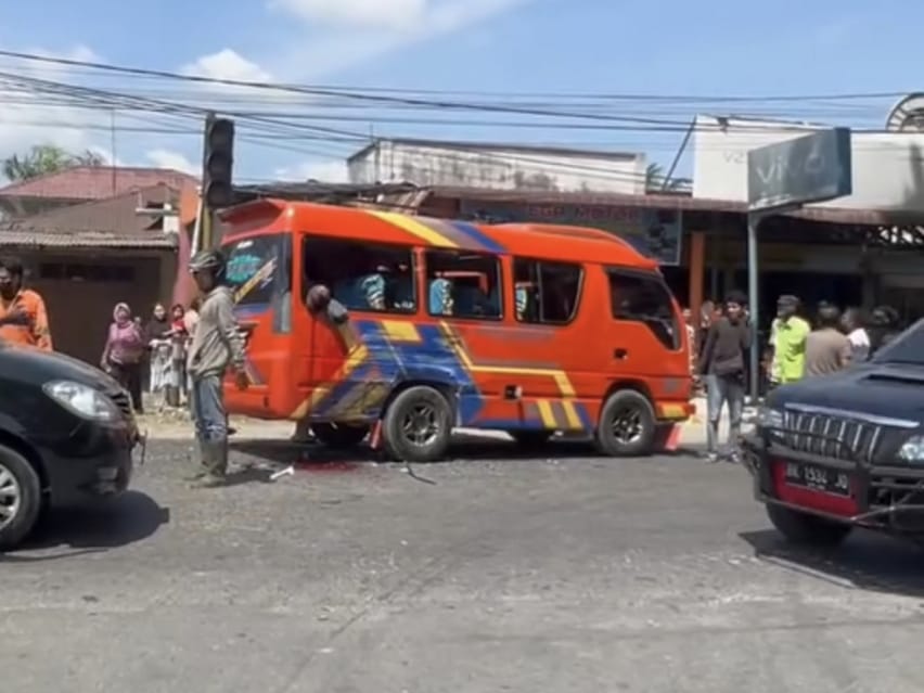RINGSEK: Mobil penumpang Pembangunan Semesta yang terlibat kecelakaan ringsek di Simpang Pasar 10 Hinai.