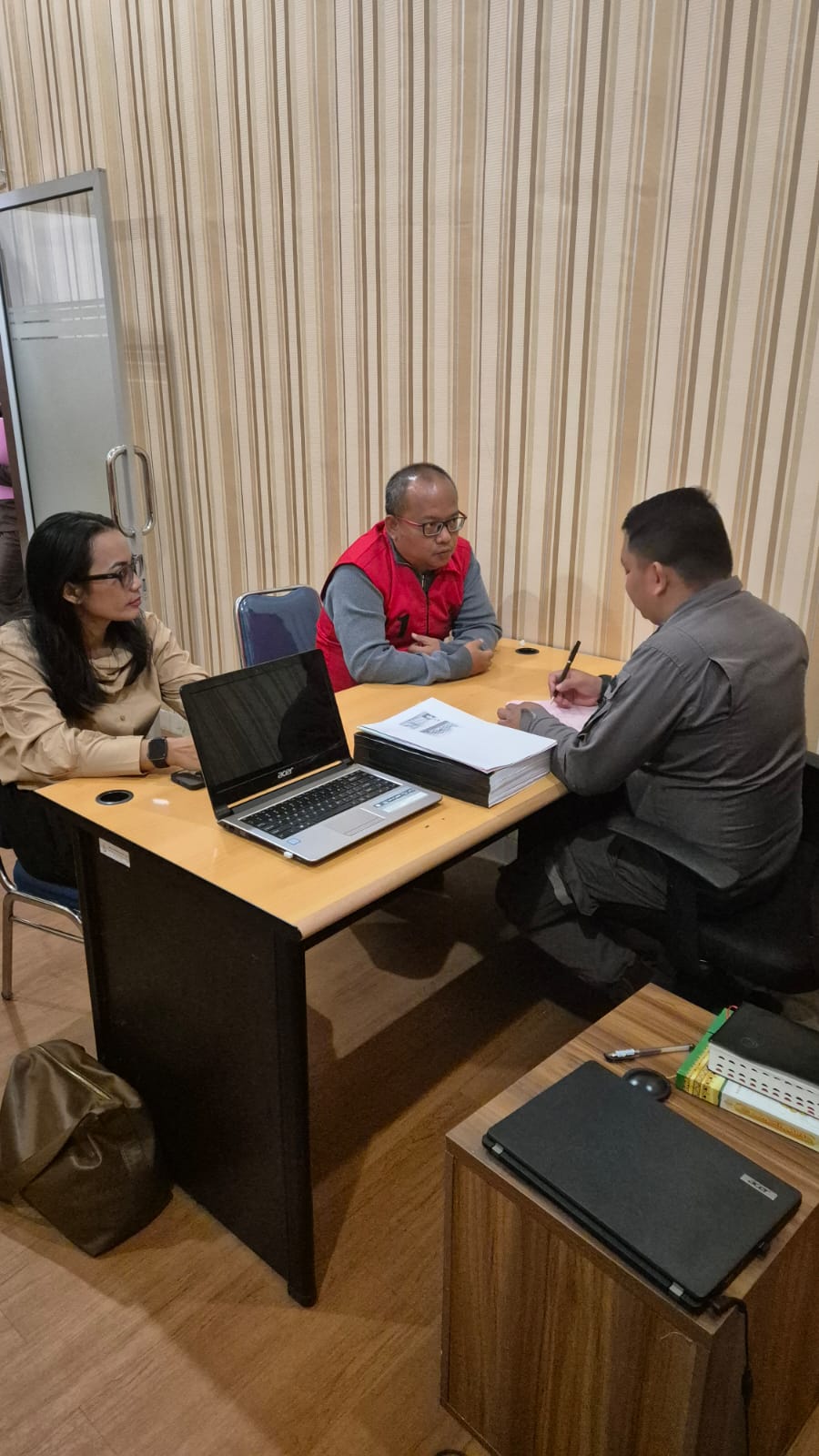 SERAHKAN: Tersangka CH didampingi kuasa hukum saat menjalani proses penyerahan berkas perkara dari penyidik ke JPU untuk dilimpahkan ke Pengadilan Tipikor, Kamis (24/7/2025).