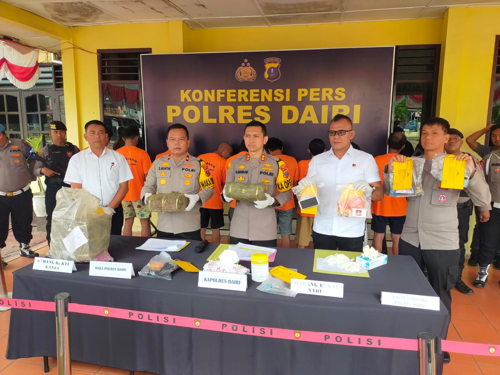 PAPARKAN: Kapolres Dairi AKBP Otniel Siahaan didampingi Wakapolres Kompol Diarma Munthe, Kasat Narkoba AKP Bram Candra Sihombing serta KBO Narkoba Ipda Fery Sitanggang memaparkan di Mapolres Dairi,