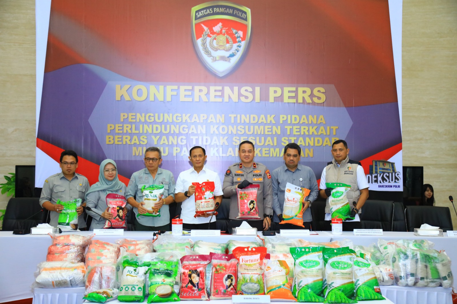 UMUMKAN: Kasatgas Pangan Polri Brigjen Helfi Assegaf mengumumkan lima  merek beras premium yang tidak sesuai mutu sesuai hasil laboratorium.